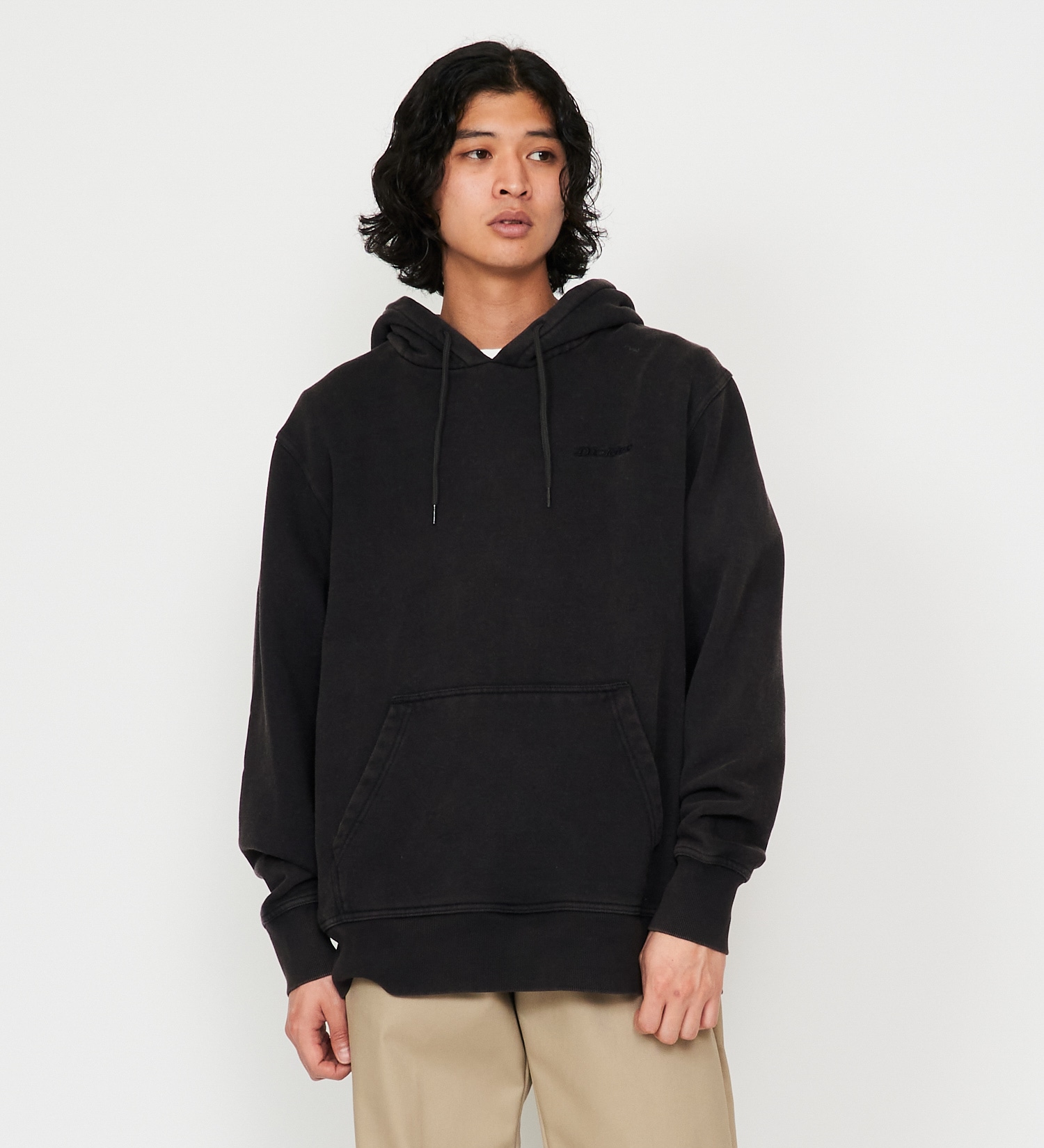 Dickies(ディッキーズ)のヴィンテージウォッシュ ワンポイント刺繍 プルオーバーパーカー|トップス/パーカー/メンズ|ブラック