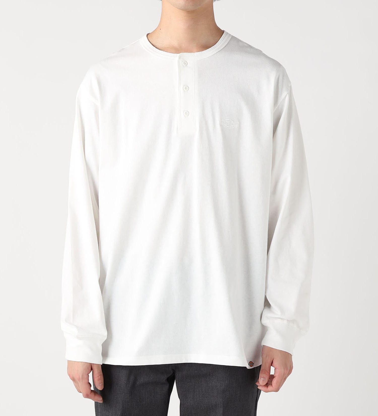 Dickies(ディッキーズ)のヘンリーネック エンブレムTシャツ|トップス/Tシャツ/カットソー/メンズ|ホワイト