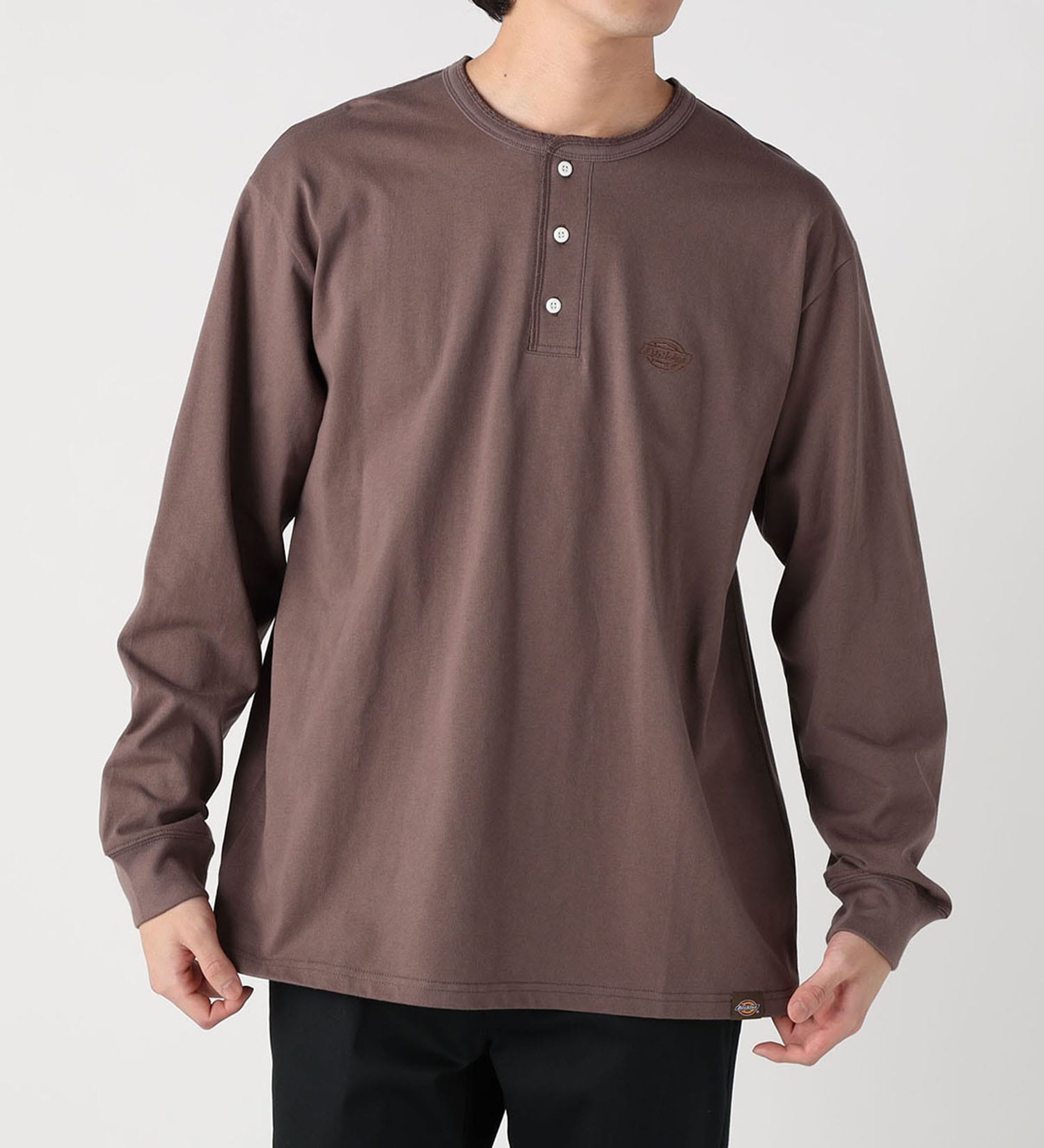 Dickies(ディッキーズ)のヘンリーネック エンブレムTシャツ|トップス/Tシャツ/カットソー/メンズ|ダークブラウン