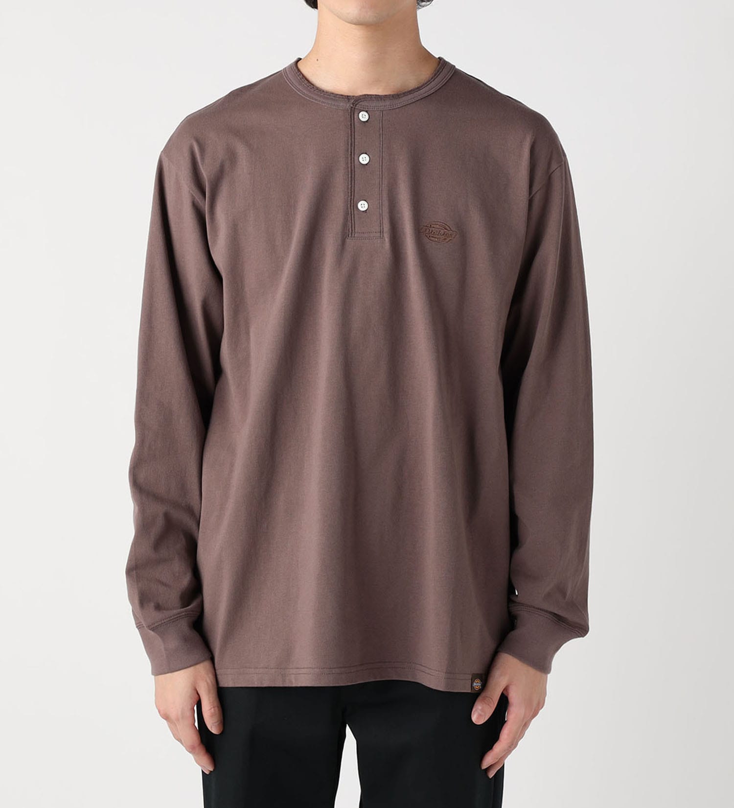 Dickies(ディッキーズ)のヘンリーネック エンブレムTシャツ|トップス/Tシャツ/カットソー/メンズ|ダークブラウン