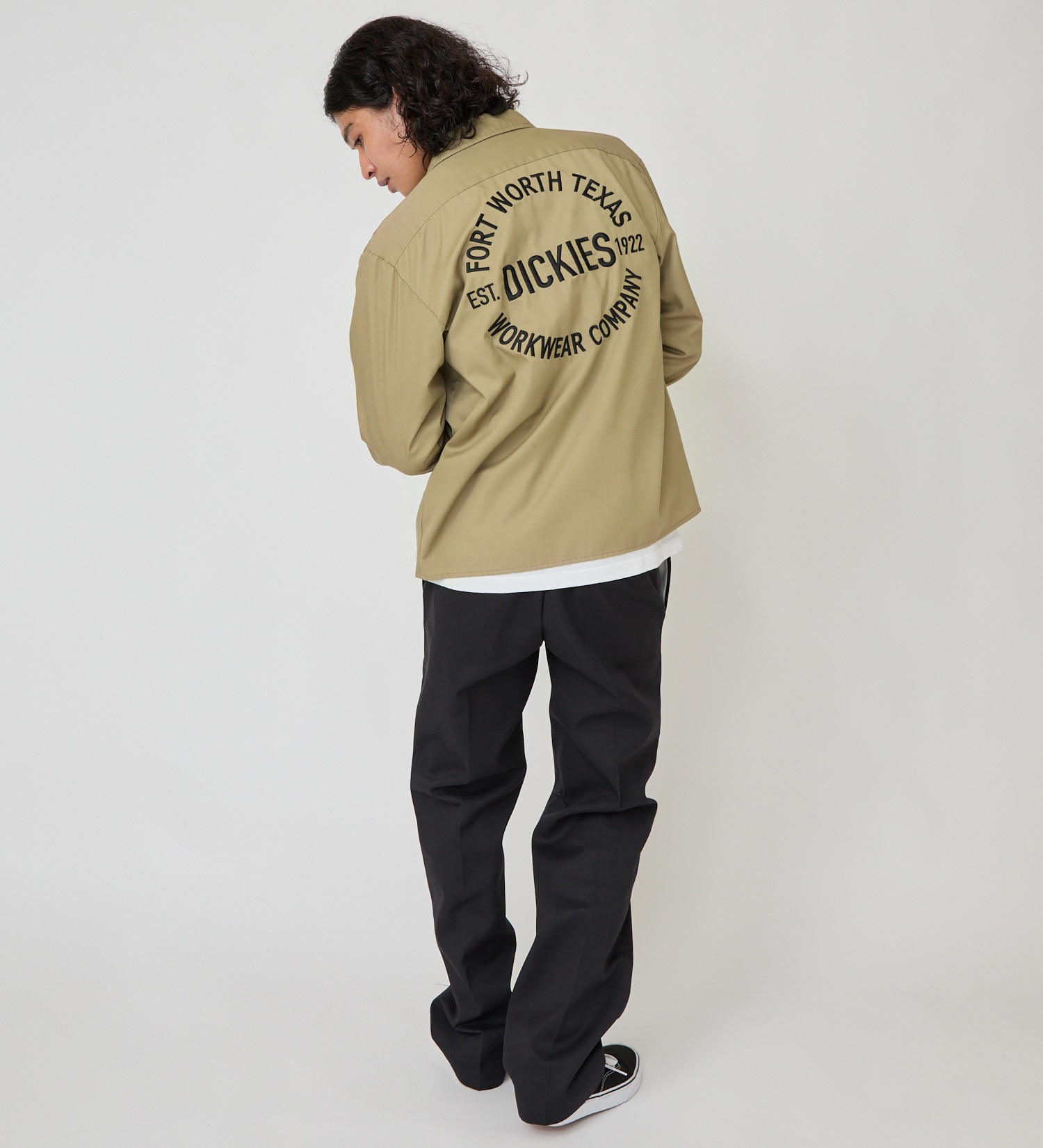 Dickies(ディッキーズ)のバック刺繍シャツ|トップス/シャツ/ブラウス/メンズ|カーキ