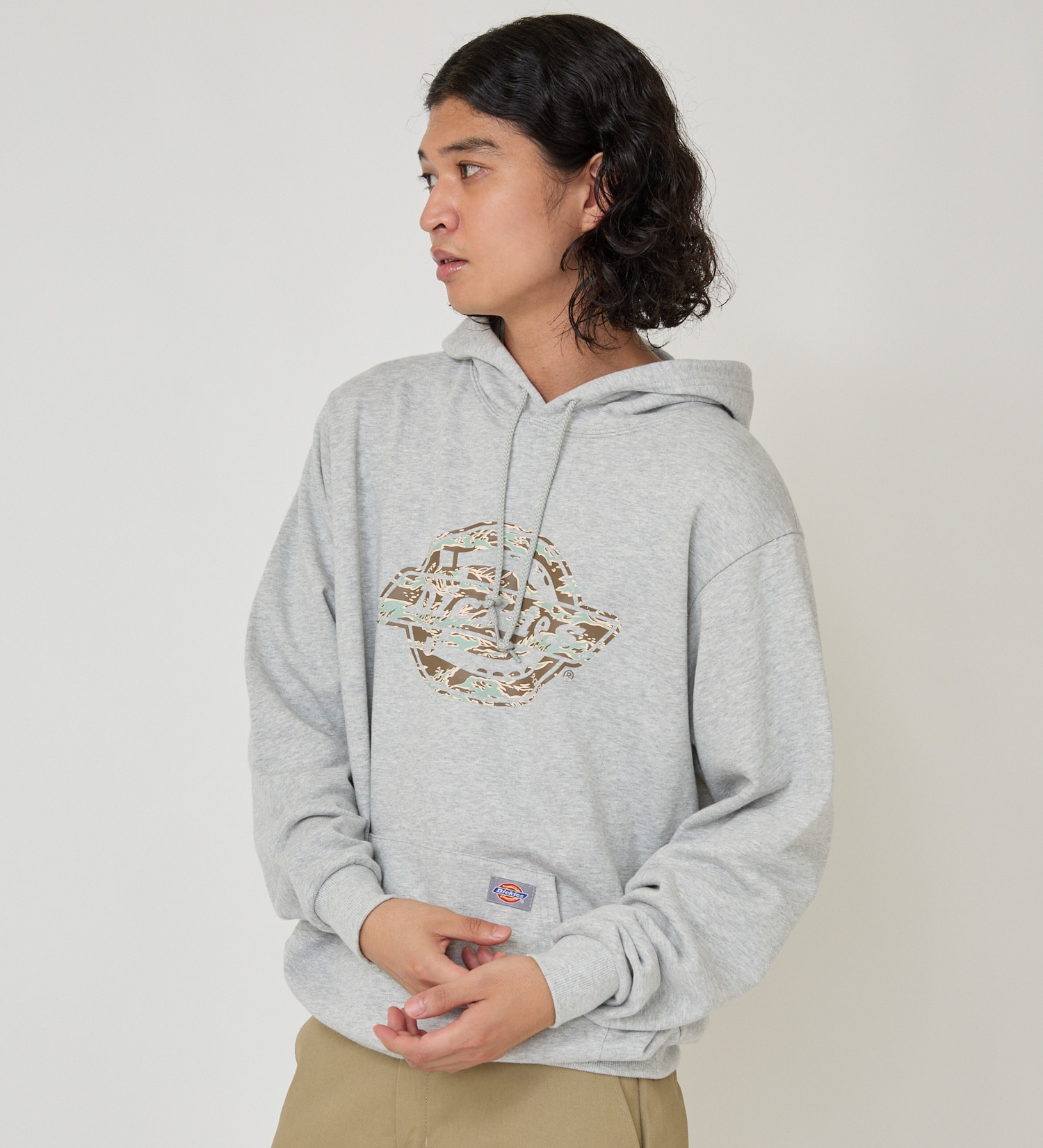 Dickies(ディッキーズ)のカモフラージュロゴフーディー|トップス/パーカー/メンズ|ヘザ－グレー