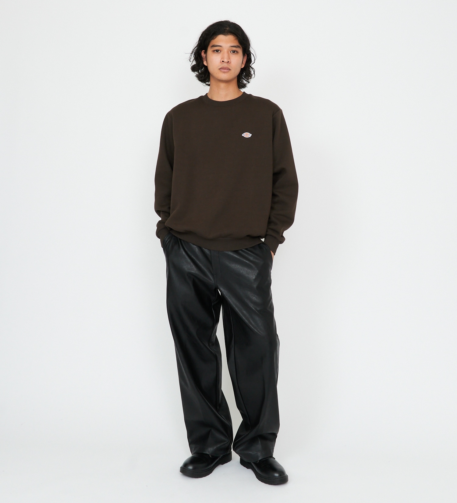 Dickies(ディッキーズ)の刺繍ロゴクルーネックスウェット|トップス/スウェット/メンズ|ダークブラウン