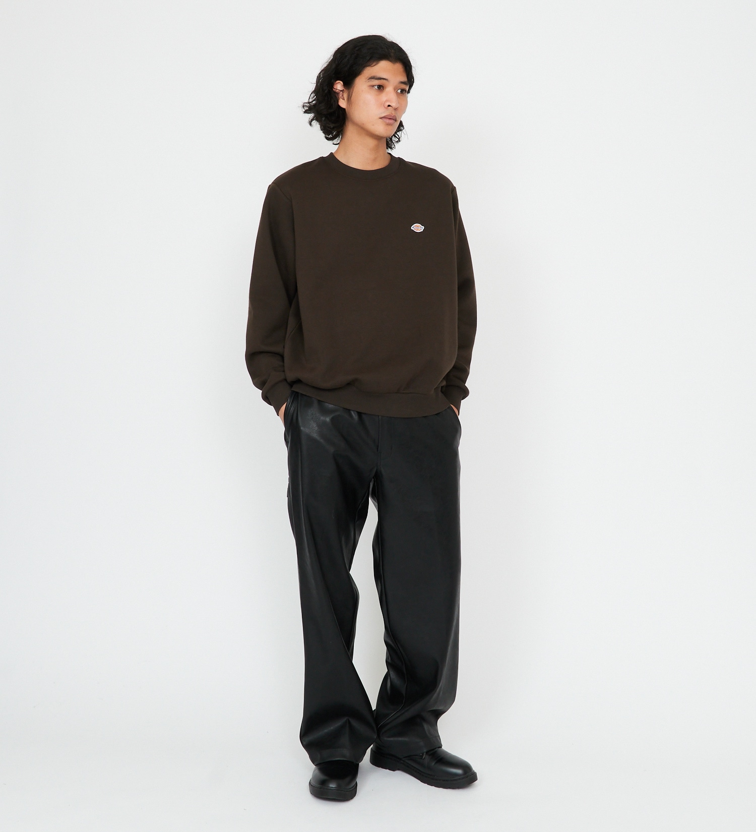 Dickies(ディッキーズ)の刺繍ロゴクルーネックスウェット|トップス/スウェット/メンズ|ダークブラウン