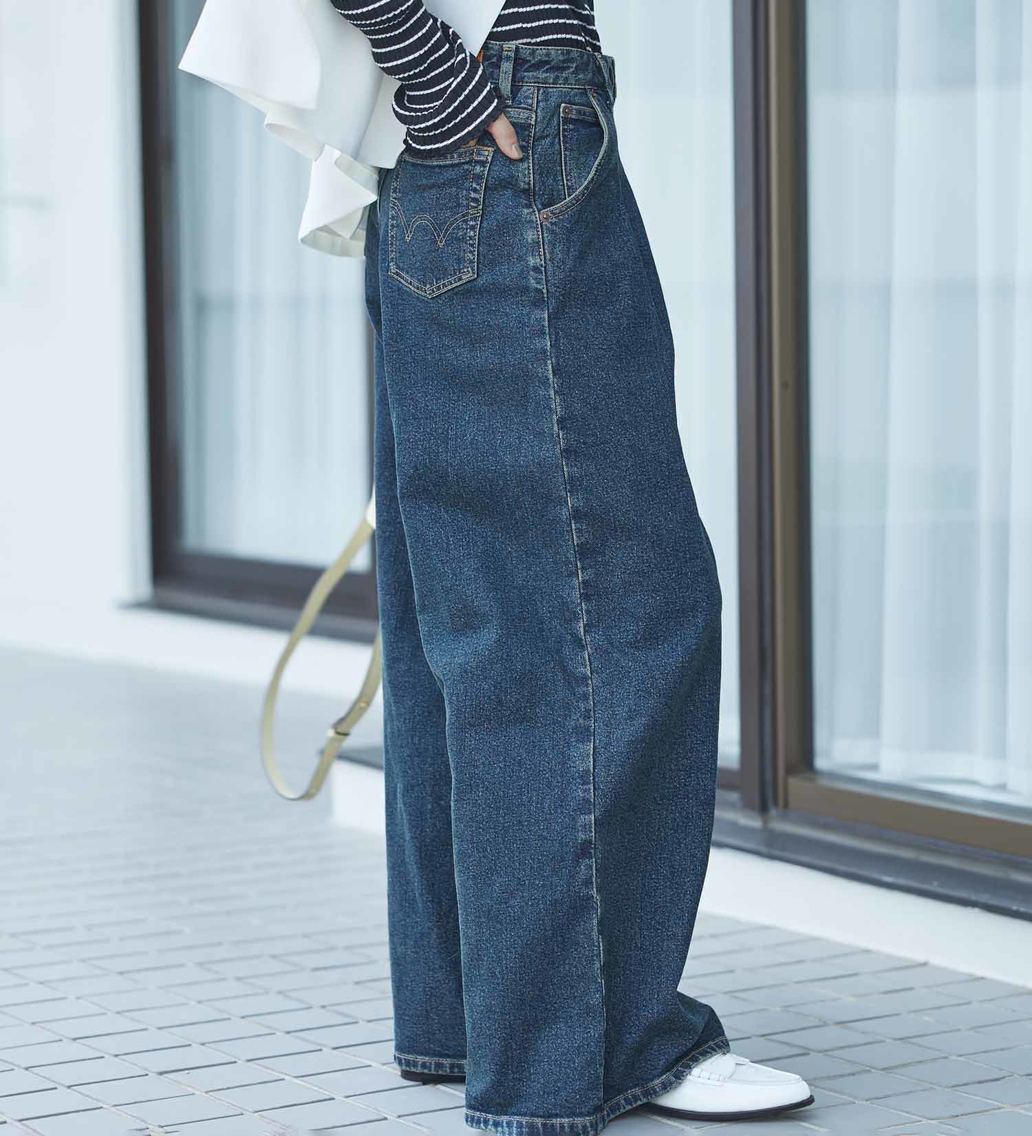 EDWIN(エドウイン)のessentials タックワイドデニムパンツ|パンツ/デニム / ジーンズパンツ/レディース|中色ブルー2
