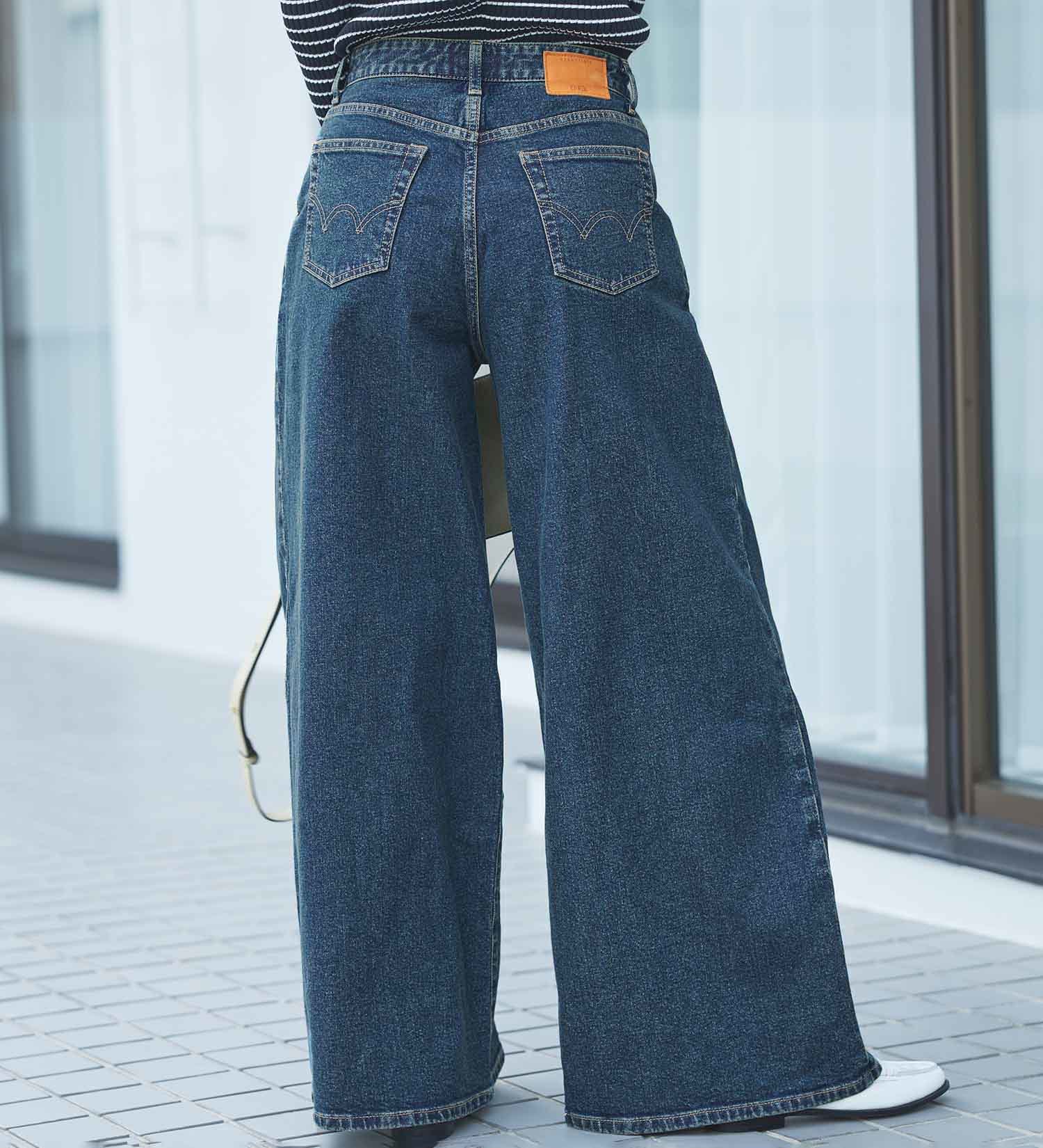EDWIN(エドウイン)のessentials タックワイドデニムパンツ|パンツ/デニム / ジーンズパンツ/レディース|中色ブルー2