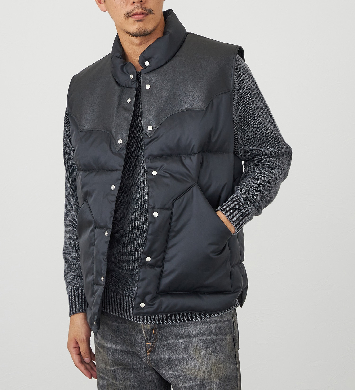 EDWIN(エドウイン)の【試着対象】レザーヨーク ダウンベスト|ジャケット/アウター/ダウンベスト/メンズ|ブラック