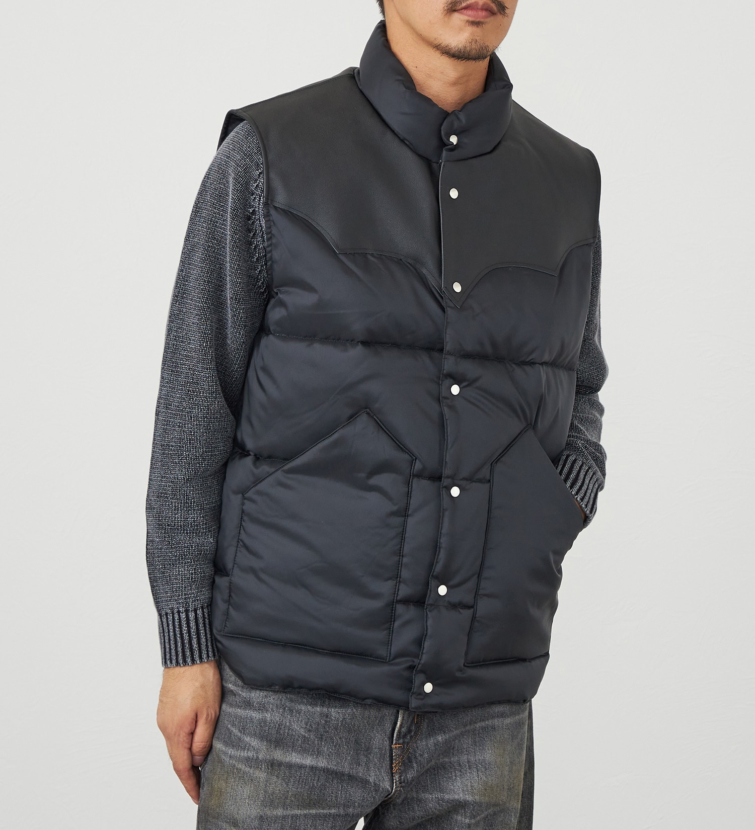 EDWIN(エドウイン)の【試着対象】レザーヨーク ダウンベスト|ジャケット/アウター/ダウンベスト/メンズ|ブラック