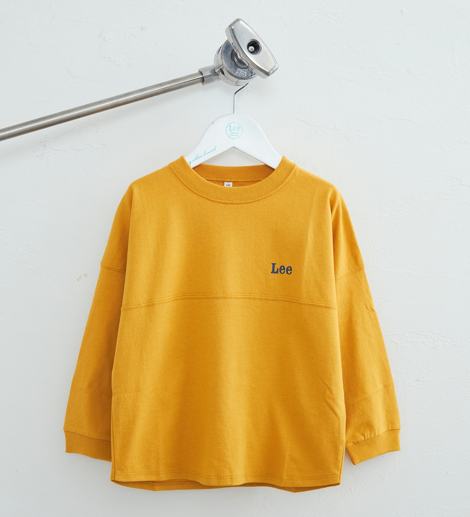 Lee(リー)の【FINAL SALE】【110-150cm】キッズ バックアーチプリント長袖Tシャツ【アウトレット店舗・WEB限定】|トップス/Tシャツ/カットソー/キッズ|マスタード