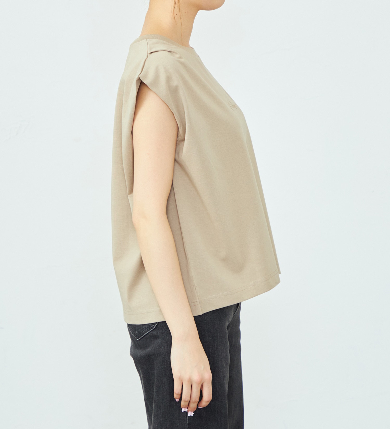 EDWIN(エドウイン)のタックショルダータックノースリーブ【アウトレット店舗・WEB限定】|トップス/Tシャツ/カットソー/レディース|ベージュ