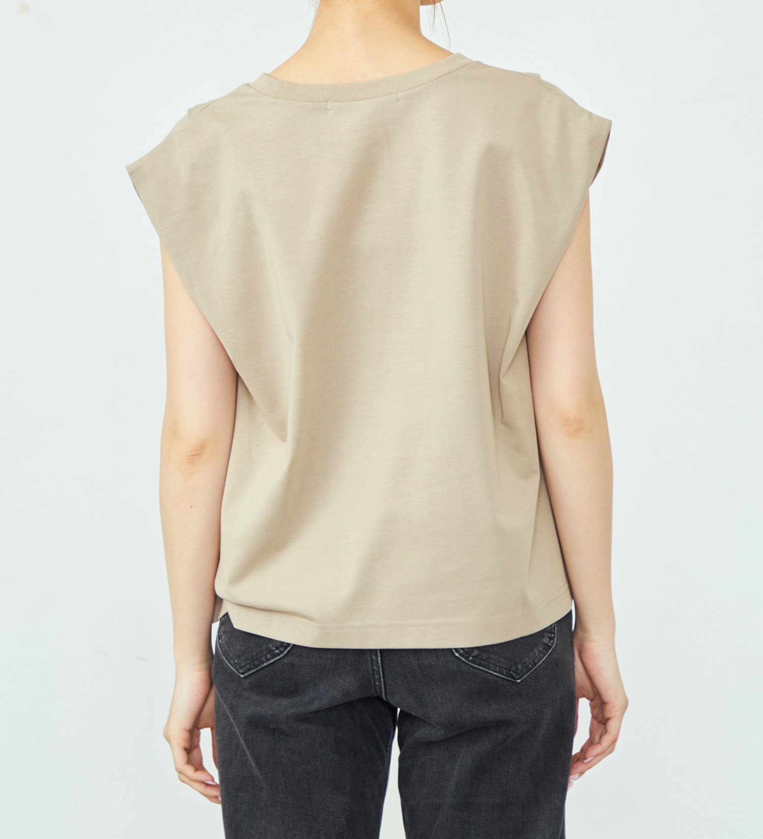 EDWIN(エドウイン)のタックショルダータックノースリーブ【アウトレット店舗・WEB限定】|トップス/Tシャツ/カットソー/レディース|ベージュ