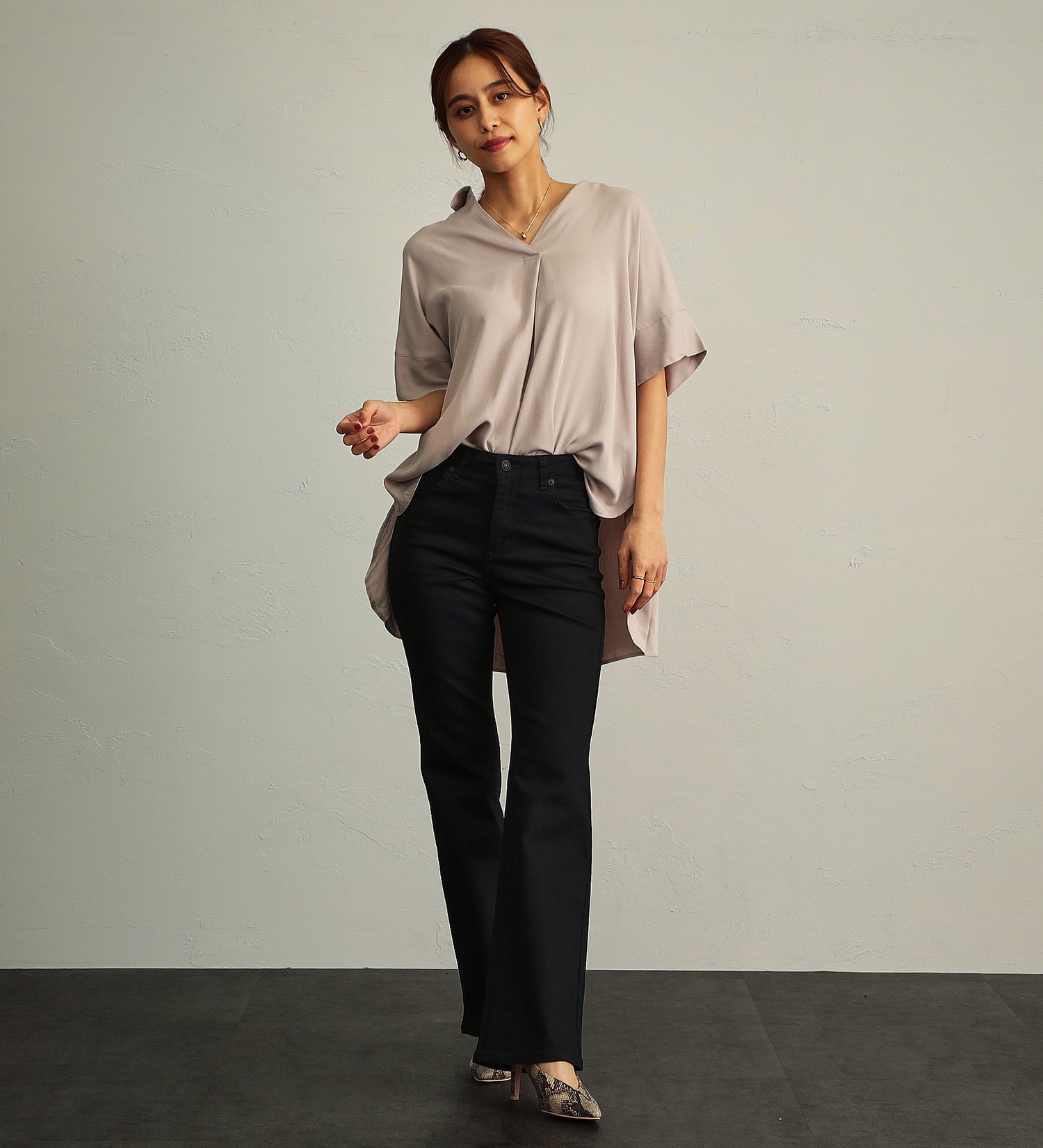 EDWIN(エドウイン)の【BLACKFRIDAY】EDWIN スキッパーブラウス 半袖【アウトレット店舗・WEB限定】|トップス/シャツ/ブラウス/レディース|グレイッシュベージュ