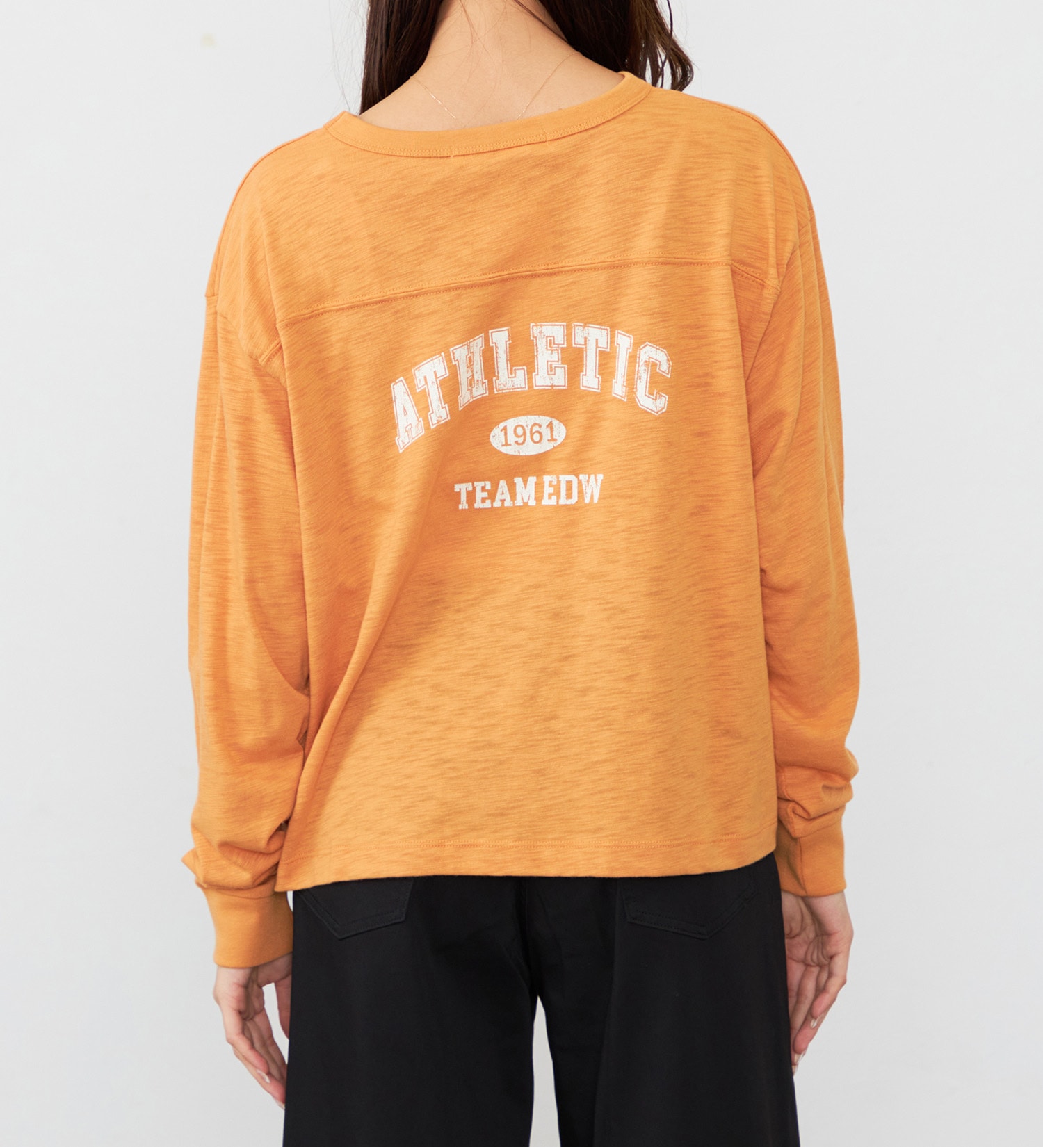EDWIN(エドウイン)のカレッジプリントTシャツ 長袖【アウトレット店舗・WEB限定】|トップス/Tシャツ/カットソー/レディース|オレンジ