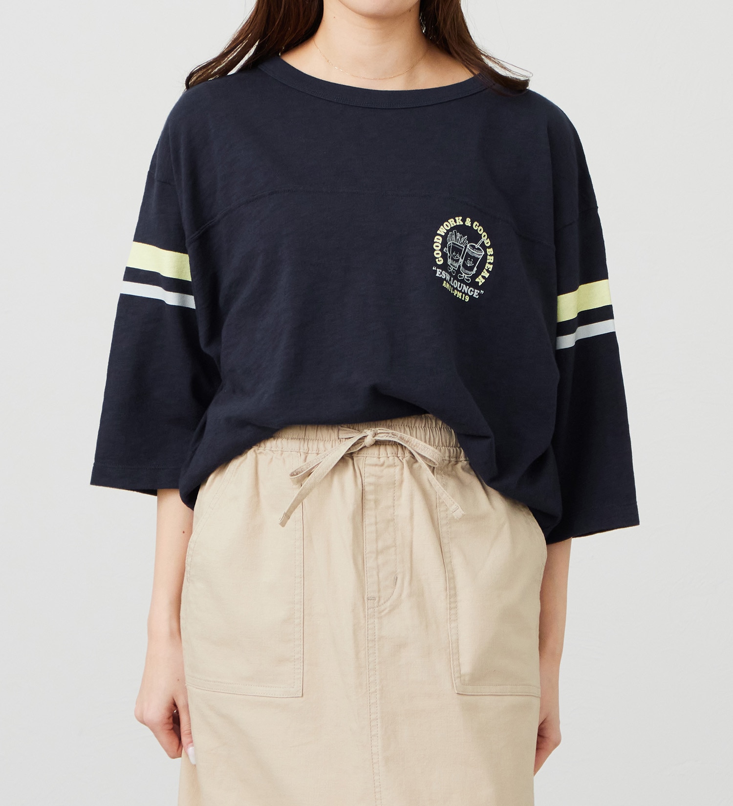 EDWIN(エドウイン)のフットボールプリントTシャツ【アウトレット店舗・WEB限定商品】|トップス/Tシャツ/カットソー/レディース|ネイビー