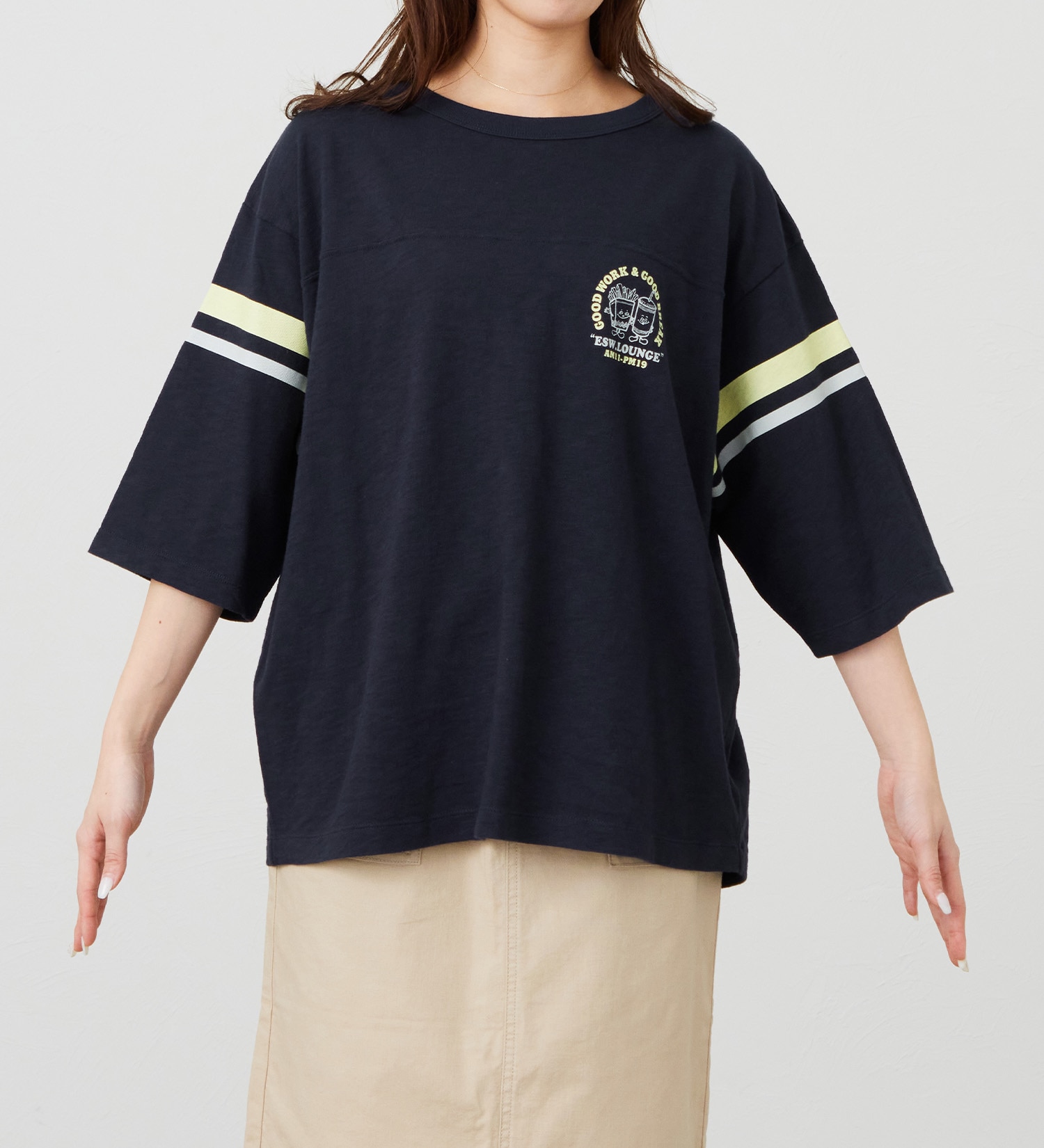 EDWIN(エドウイン)のフットボールプリントTシャツ【アウトレット店舗・WEB限定商品】|トップス/Tシャツ/カットソー/レディース|ネイビー