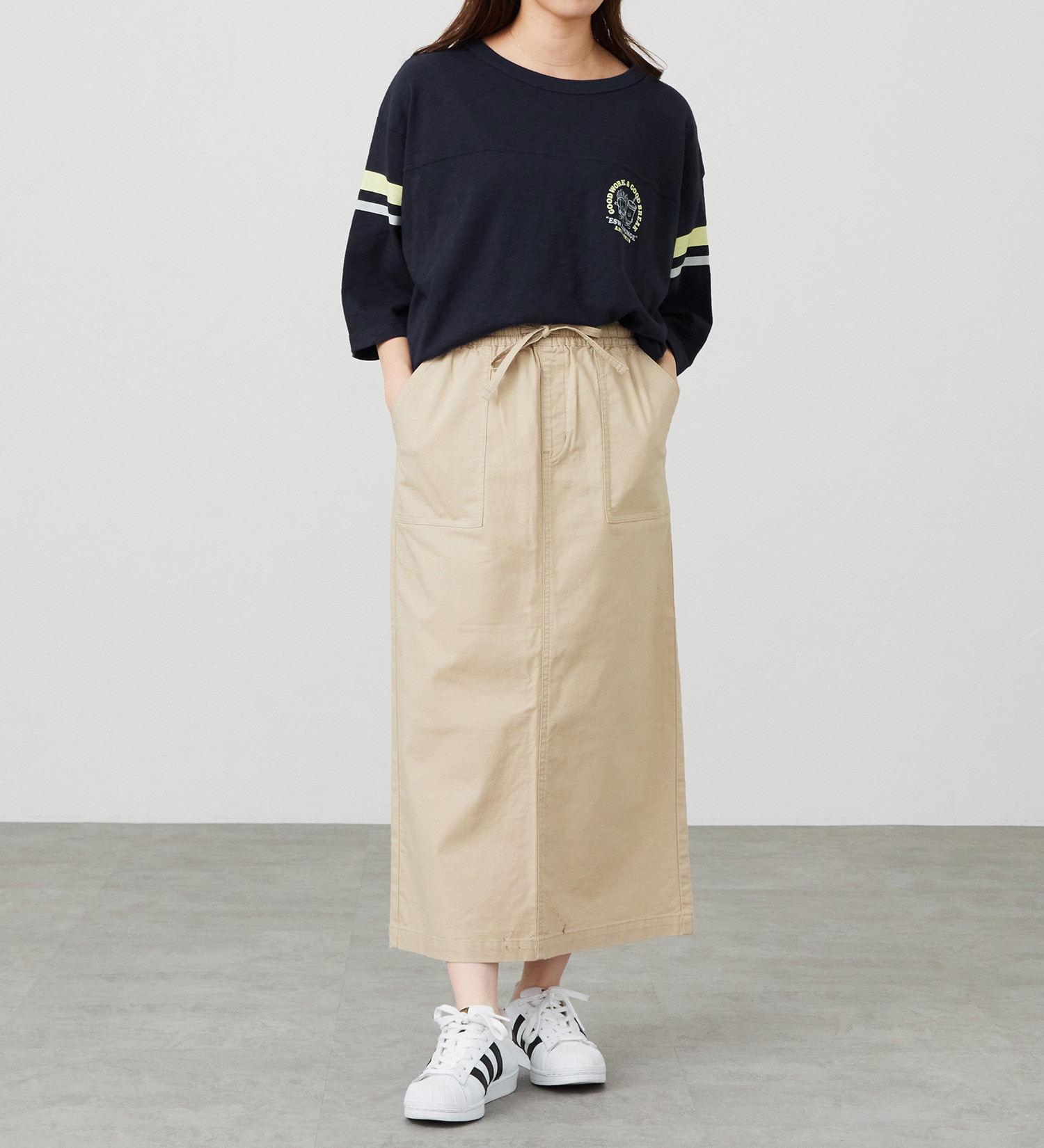 EDWIN(エドウイン)のフットボールプリントTシャツ【アウトレット店舗・WEB限定商品】|トップス/Tシャツ/カットソー/レディース|ネイビー