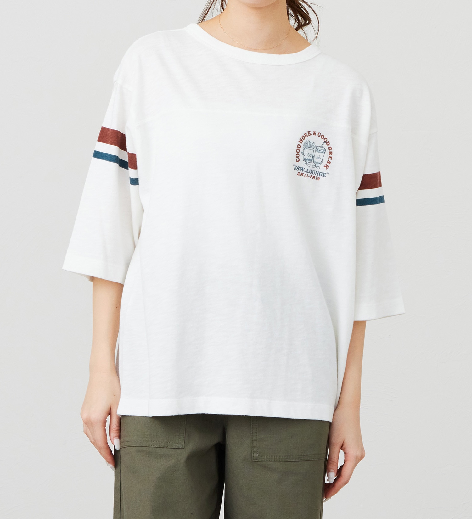 EDWIN(エドウイン)のフットボールプリントTシャツ【アウトレット店舗・WEB限定商品】|トップス/Tシャツ/カットソー/レディース|ホワイト