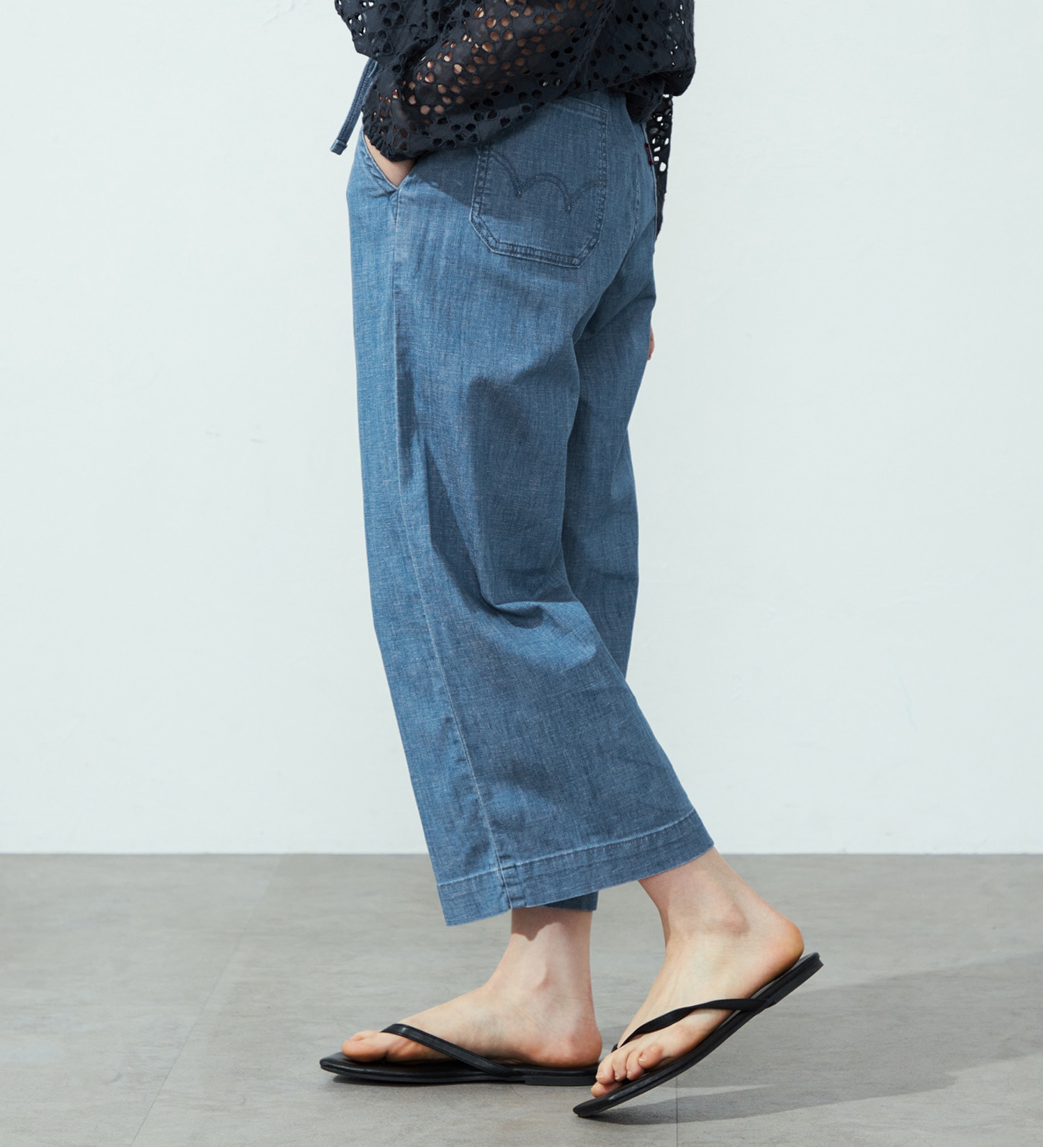 EDWIN(エドウイン)のイージークロップドワイドパンツ【アウトレット店舗・WEB限定】|パンツ/デニム / ジーンズパンツ/レディース|中色ブルー