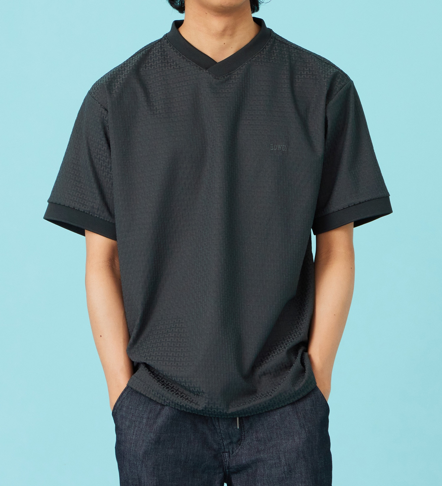 EDWIN(エドウイン)のジャガード VネックTシャツ【アウトレット店舗・WEB限定商品】|トップス/Tシャツ/カットソー/メンズ|ダークグレー