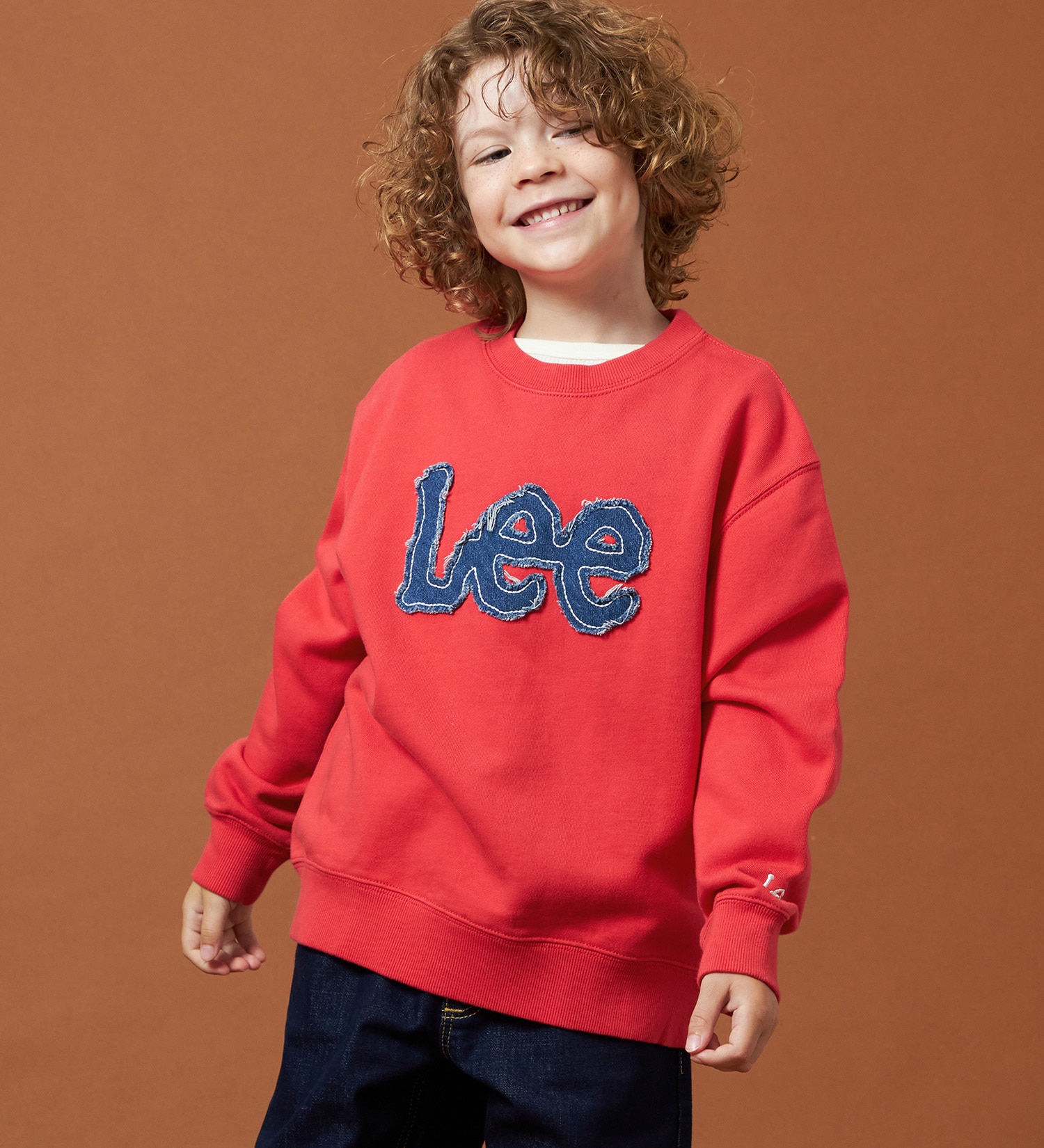 Lee(リー)の【110-150cm】キッズ デニムロゴパッチスウェット|トップス/スウェット/キッズ|レッド
