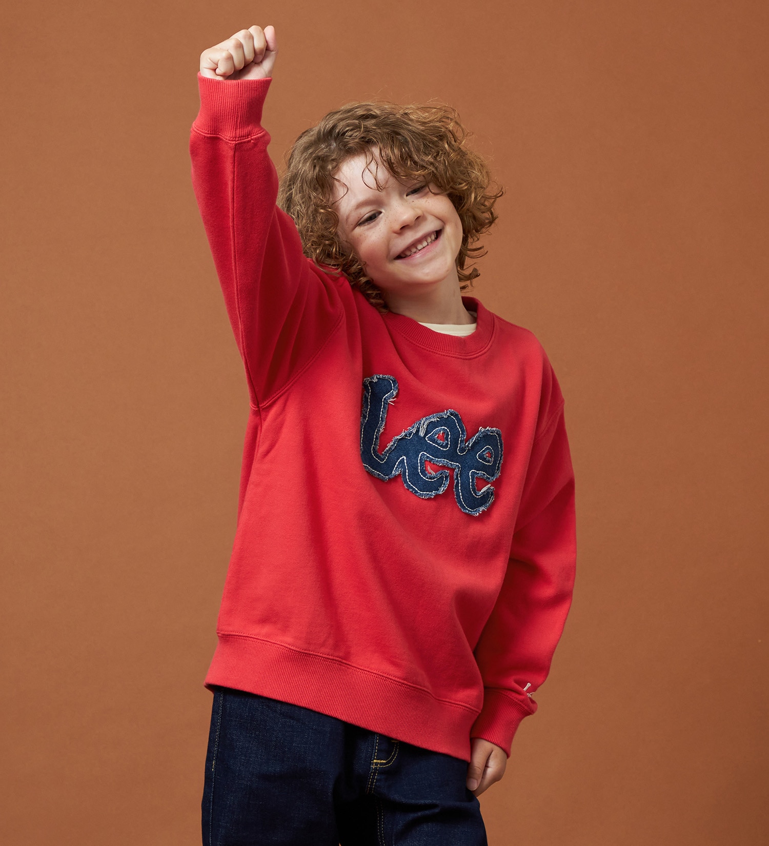 Lee(リー)の【110-150cm】キッズ デニムロゴパッチスウェット|トップス/スウェット/キッズ|レッド
