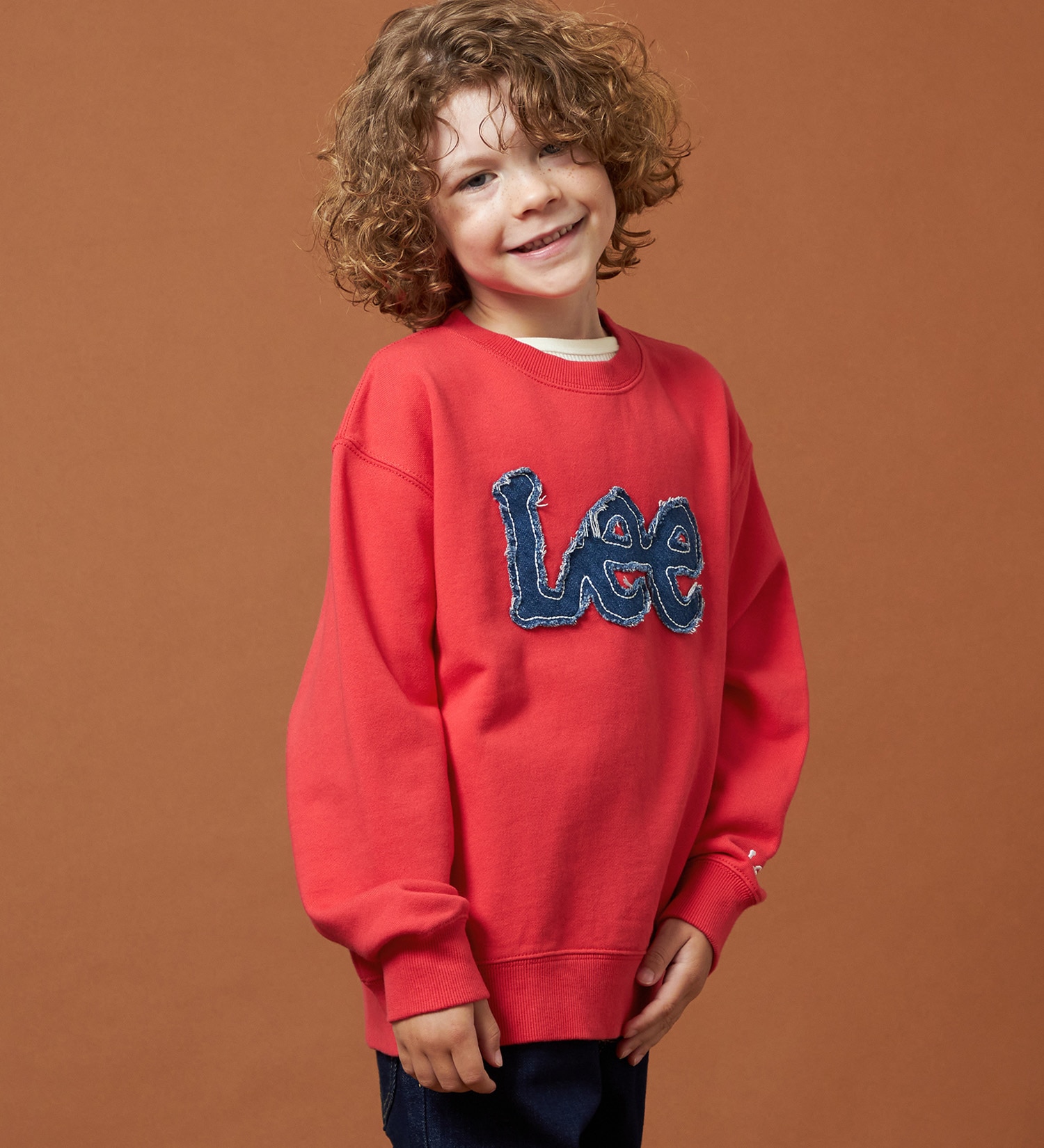 Lee(リー)の【110-150cm】キッズ デニムロゴパッチスウェット|トップス/スウェット/キッズ|レッド