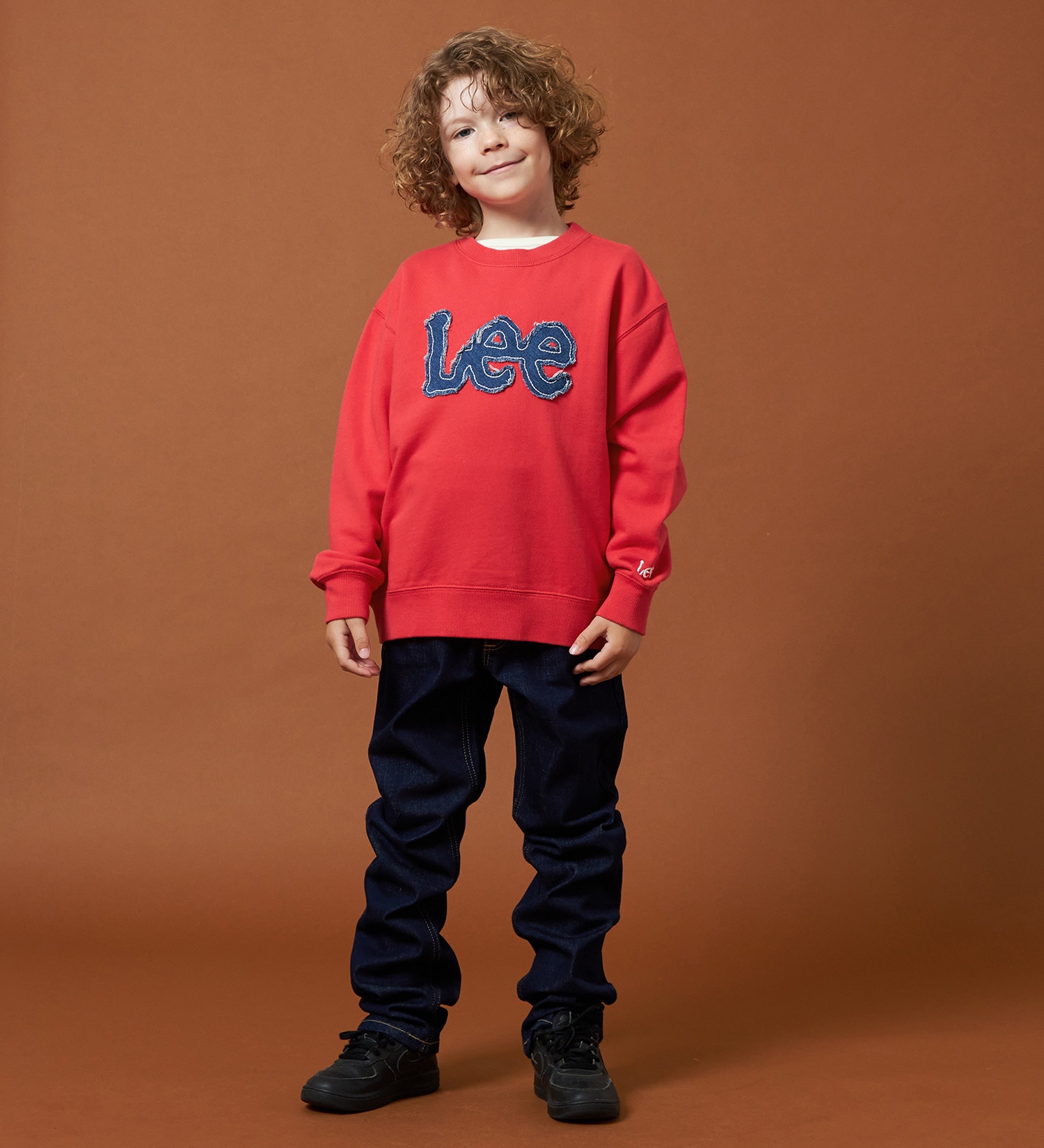 Lee(リー)の【110-150cm】キッズ デニムロゴパッチスウェット|トップス/スウェット/キッズ|レッド
