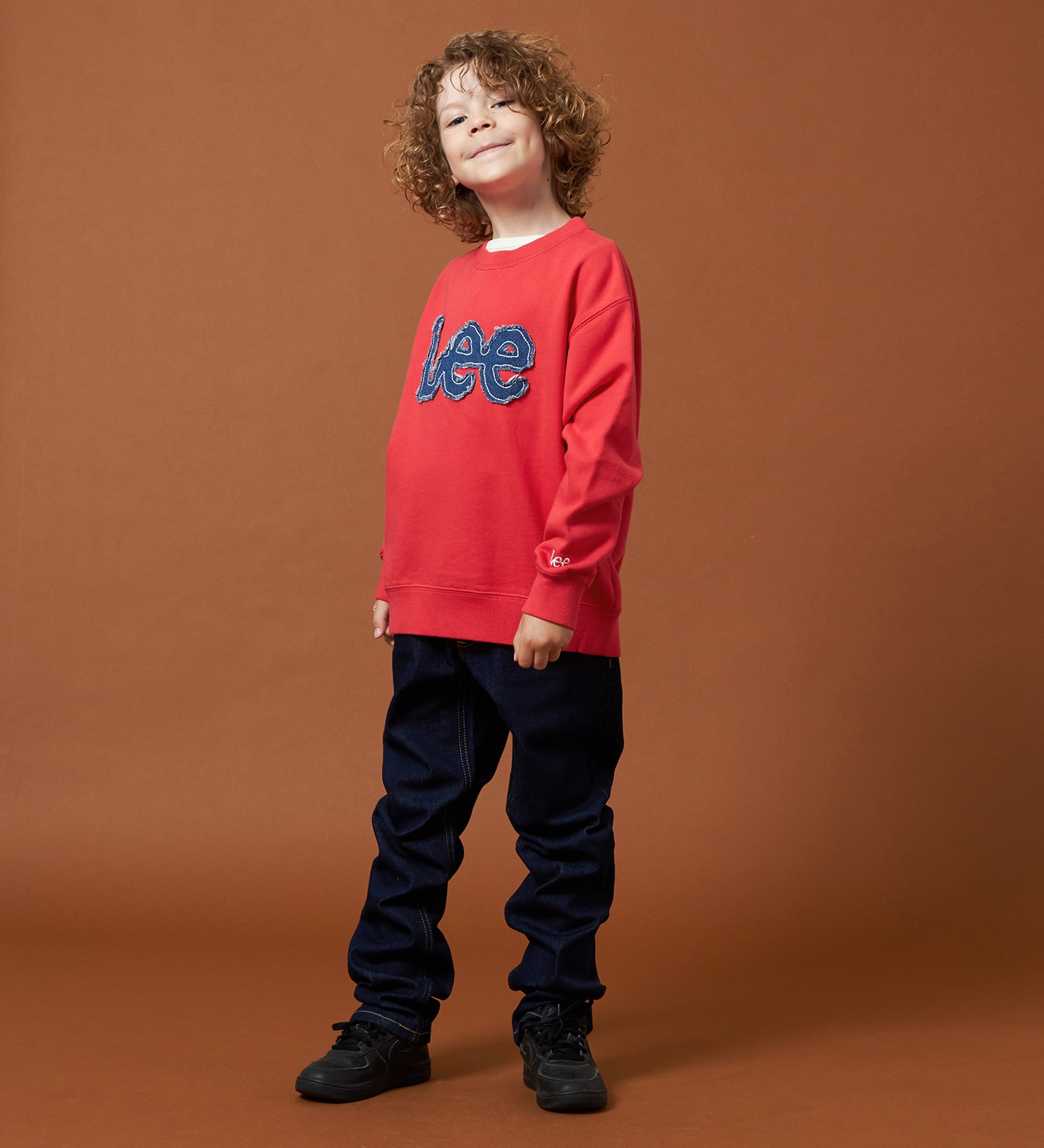 Lee(リー)の【110-150cm】キッズ デニムロゴパッチスウェット|トップス/スウェット/キッズ|レッド