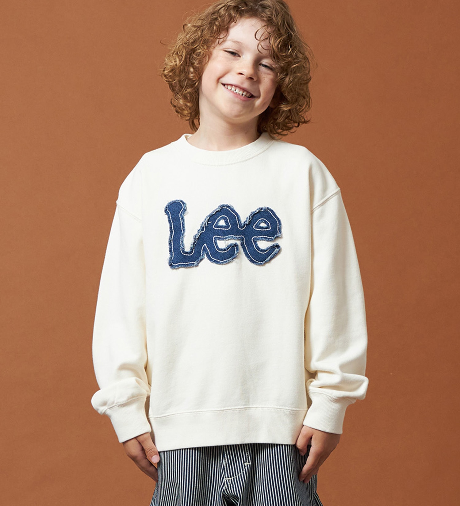 Lee(リー)の【110-150cm】キッズ デニムロゴパッチスウェット|トップス/スウェット/キッズ|オフホワイト