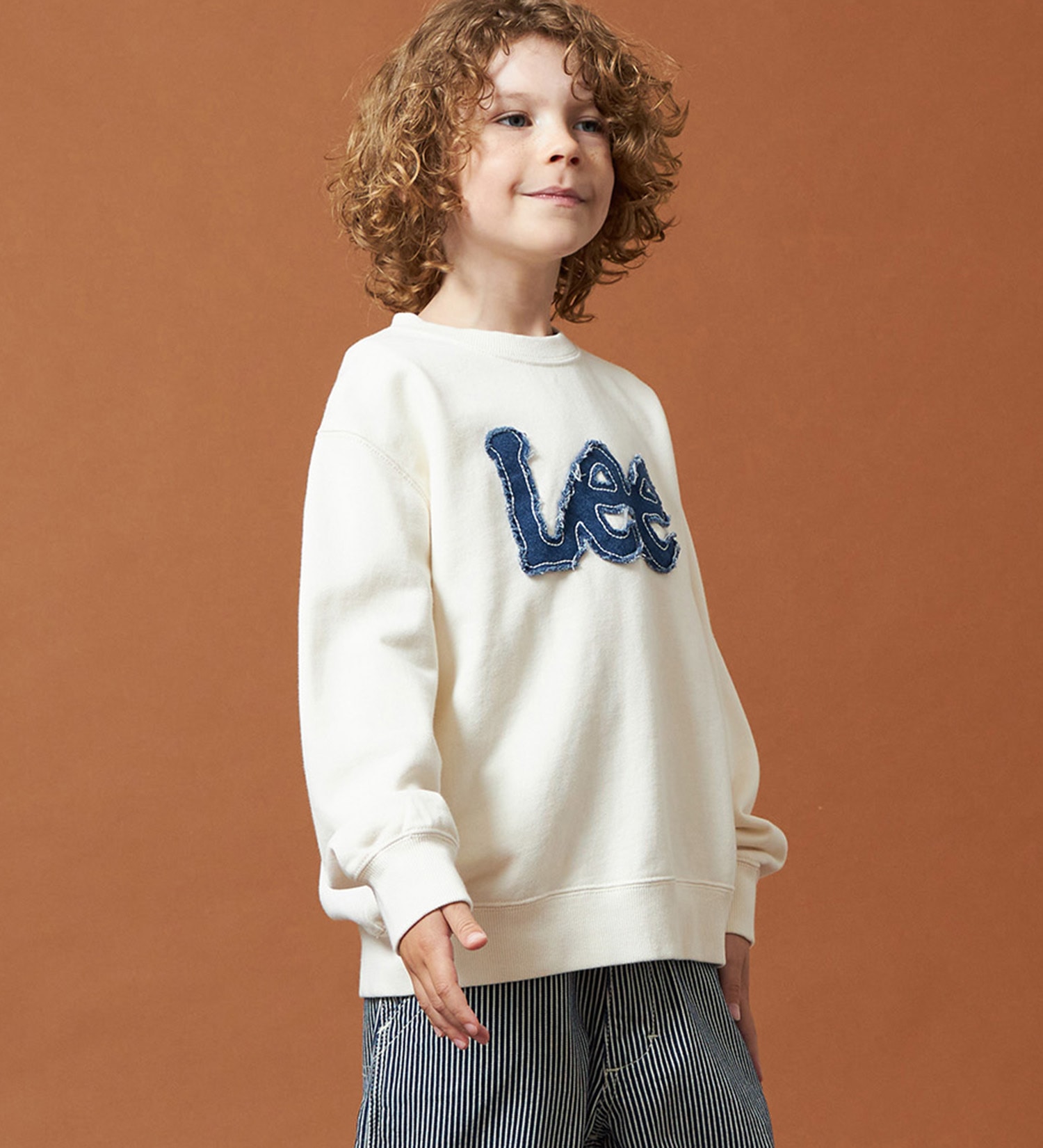Lee(リー)の【110-150cm】キッズ デニムロゴパッチスウェット|トップス/スウェット/キッズ|オフホワイト