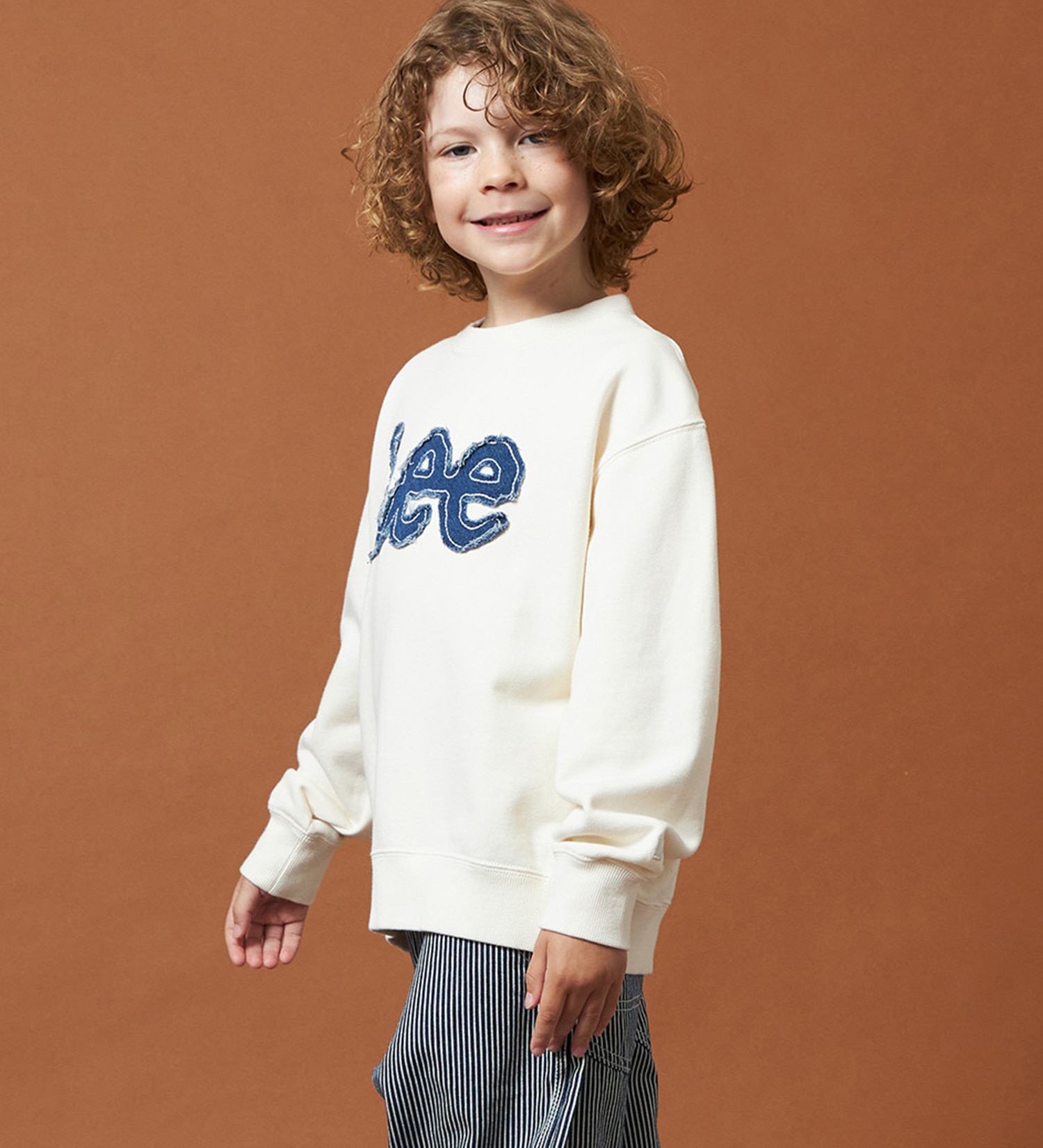 Lee(リー)の【110-150cm】キッズ デニムロゴパッチスウェット|トップス/スウェット/キッズ|オフホワイト
