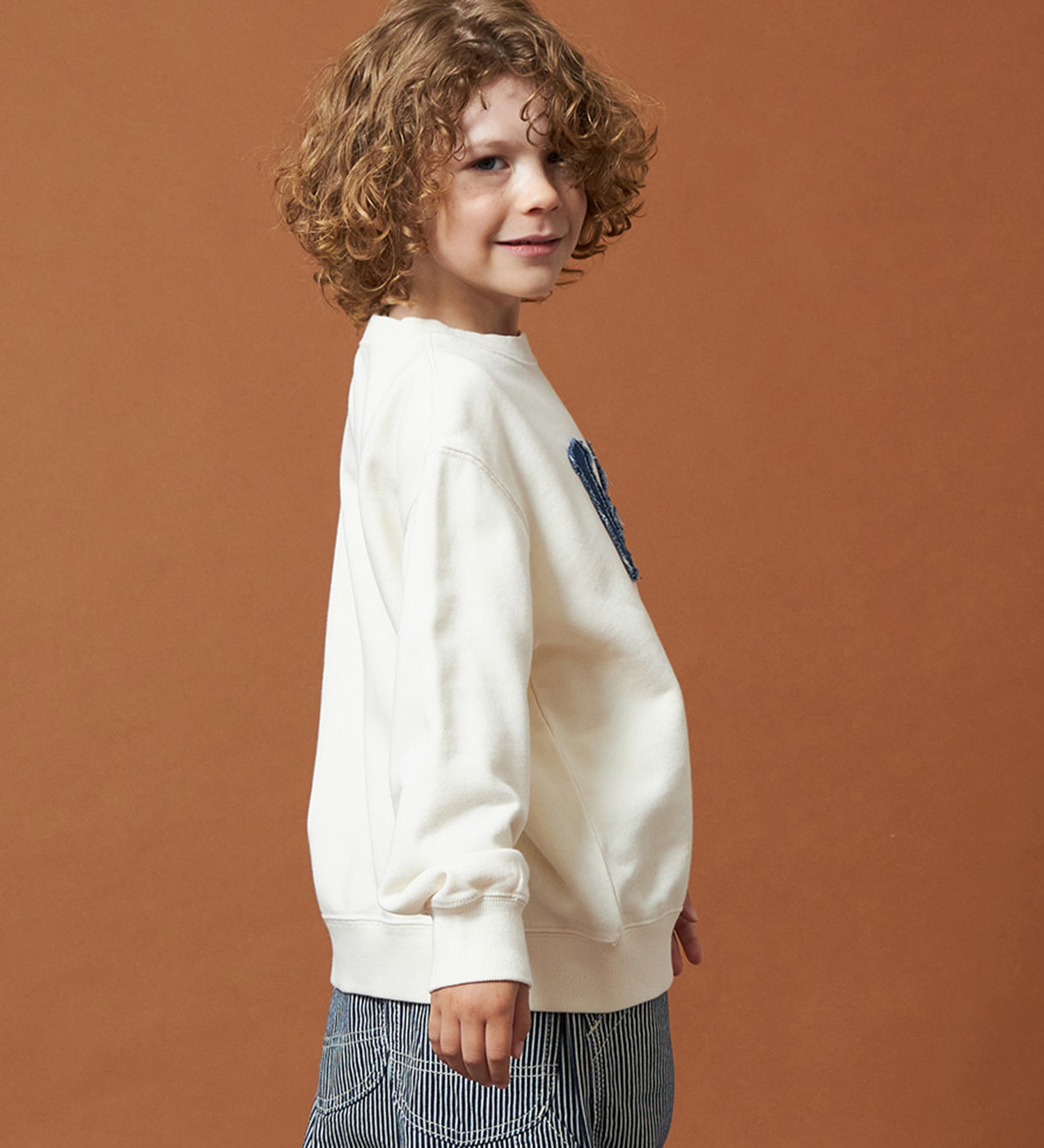 Lee(リー)の【110-150cm】キッズ デニムロゴパッチスウェット|トップス/スウェット/キッズ|オフホワイト