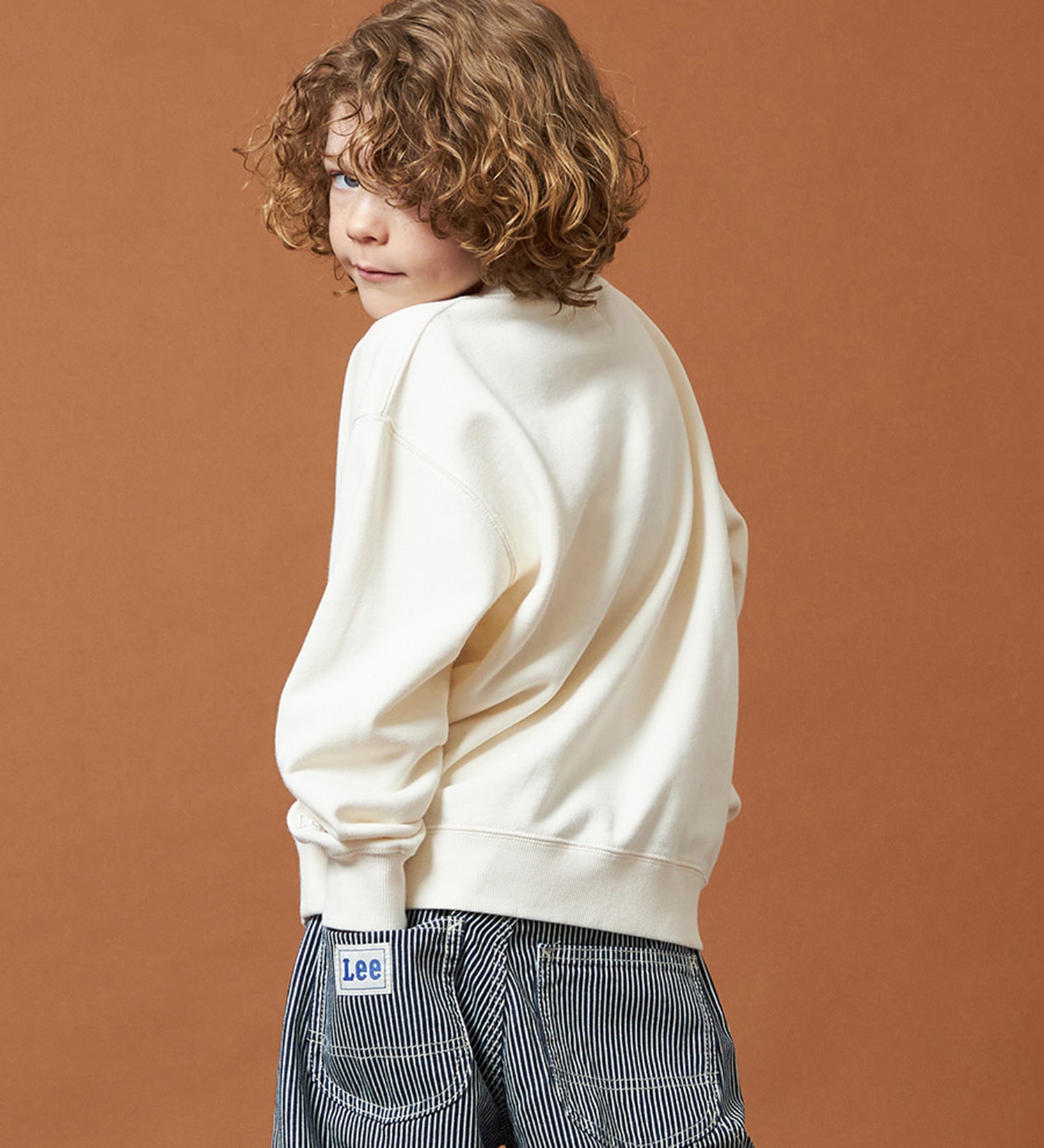 Lee(リー)の【110-150cm】キッズ デニムロゴパッチスウェット|トップス/スウェット/キッズ|オフホワイト