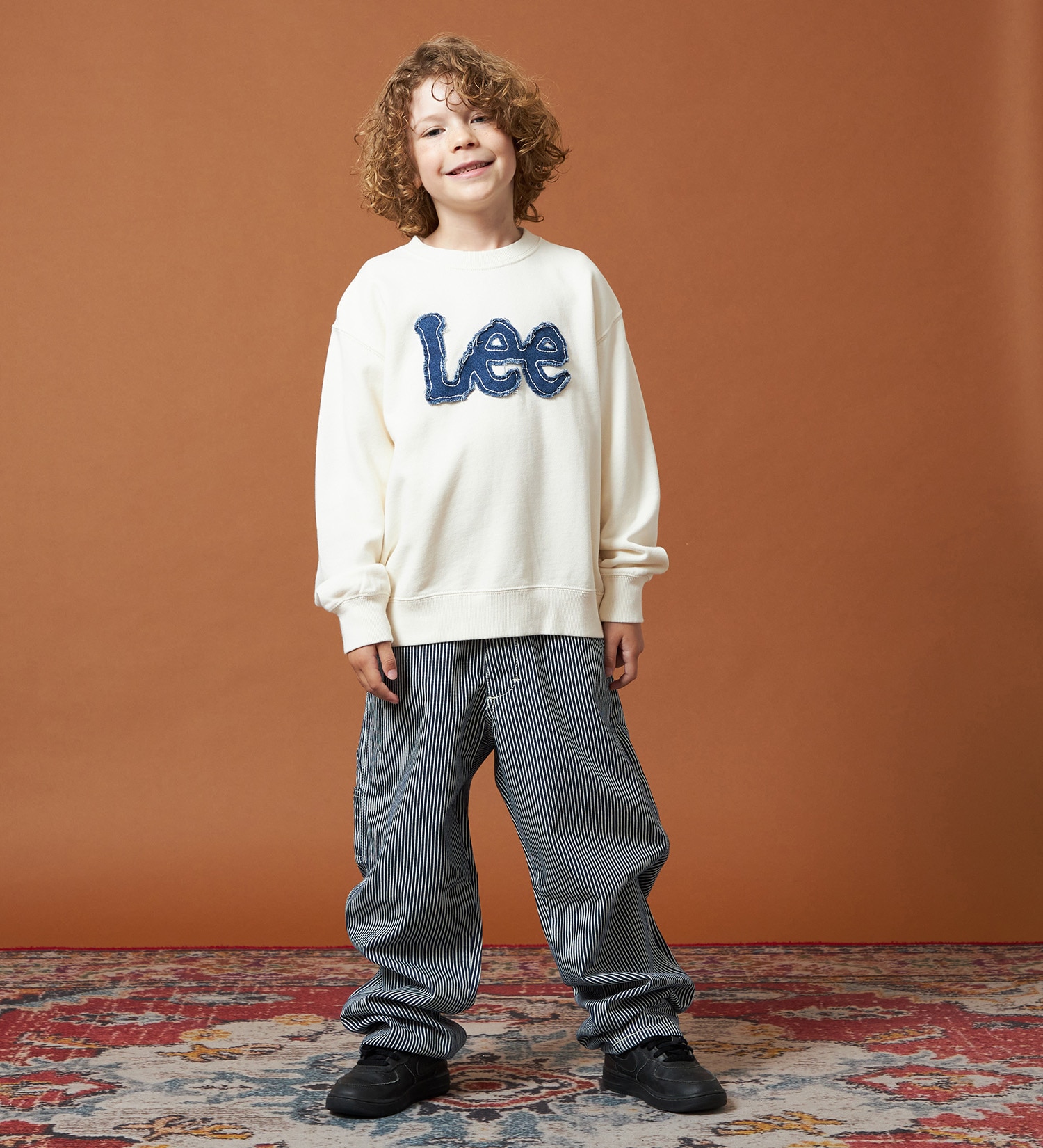 Lee(リー)の【110-150cm】キッズ デニムロゴパッチスウェット|トップス/スウェット/キッズ|オフホワイト