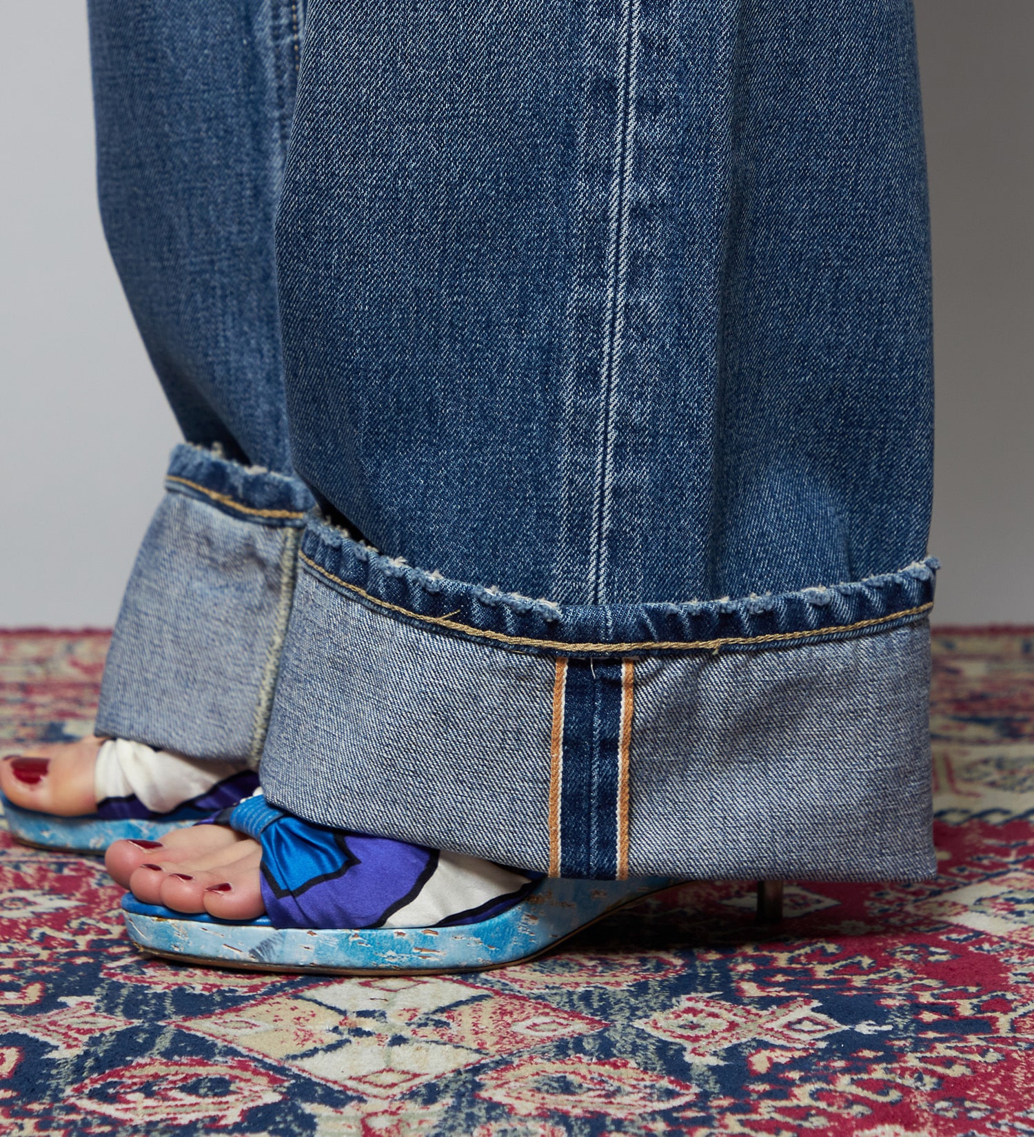 Lee(リー)の【予約】【101 101周年記念特別モデル】HIGH-RISE RELAXED STRAIGHT デニムパンツ|パンツ/デニム/ジーンズパンツ/レディース|中色ブルー