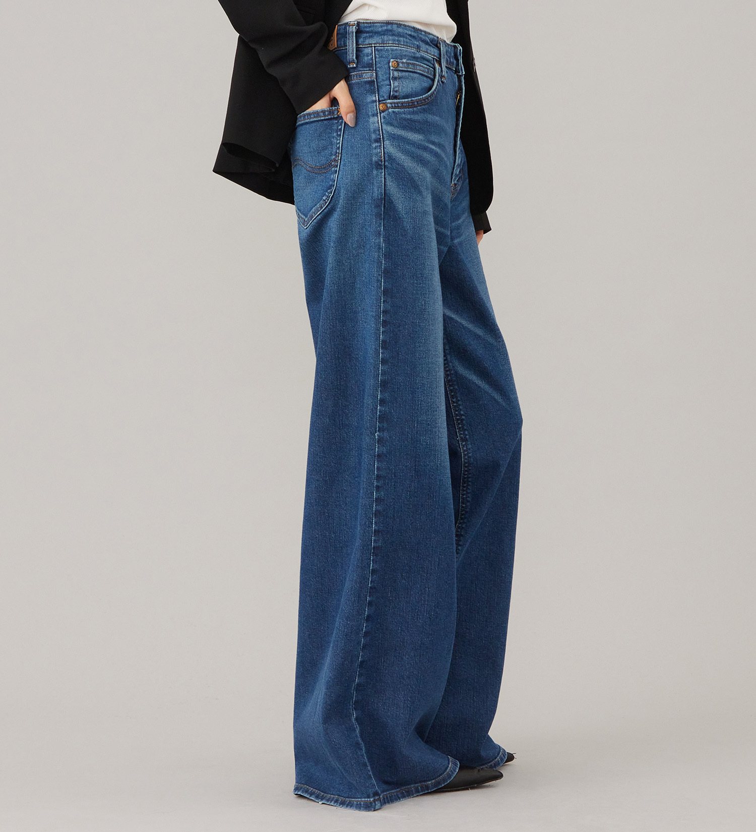 Lee(リー)のSTANDARD WARDROBE LASTIC リラックスワイド【ストレッチデニム】|パンツ/デニム/ジーンズパンツ/レディース|中色ブルー