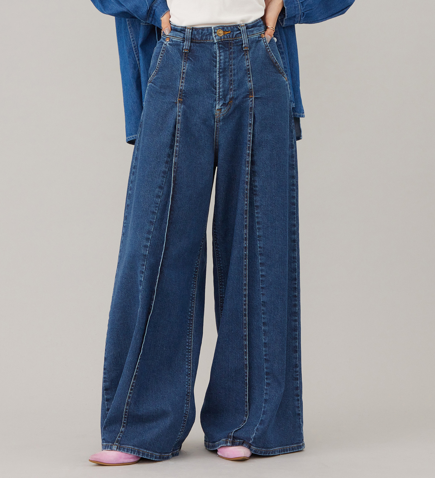 Lee(リー)のSTANDARD WARDROBE LASTIC プリ―テッドワイド【ストレッチデニム】|パンツ/デニム/ジーンズパンツ/レディース|中色ブルー