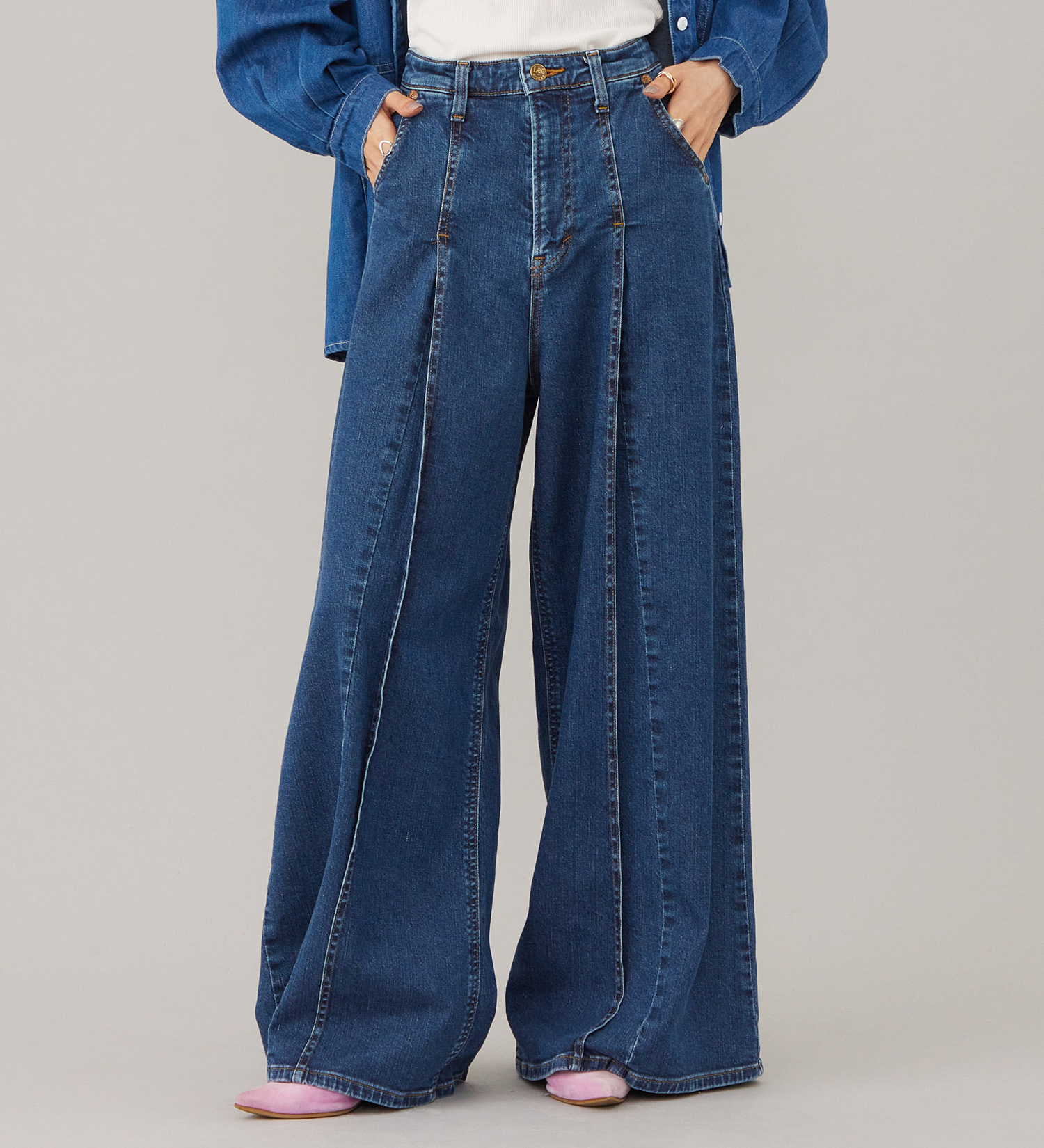 Lee(リー)のSTANDARD WARDROBE LASTIC プリ―テッドワイド【ストレッチデニム】|パンツ/デニム/ジーンズパンツ/レディース|中色ブルー