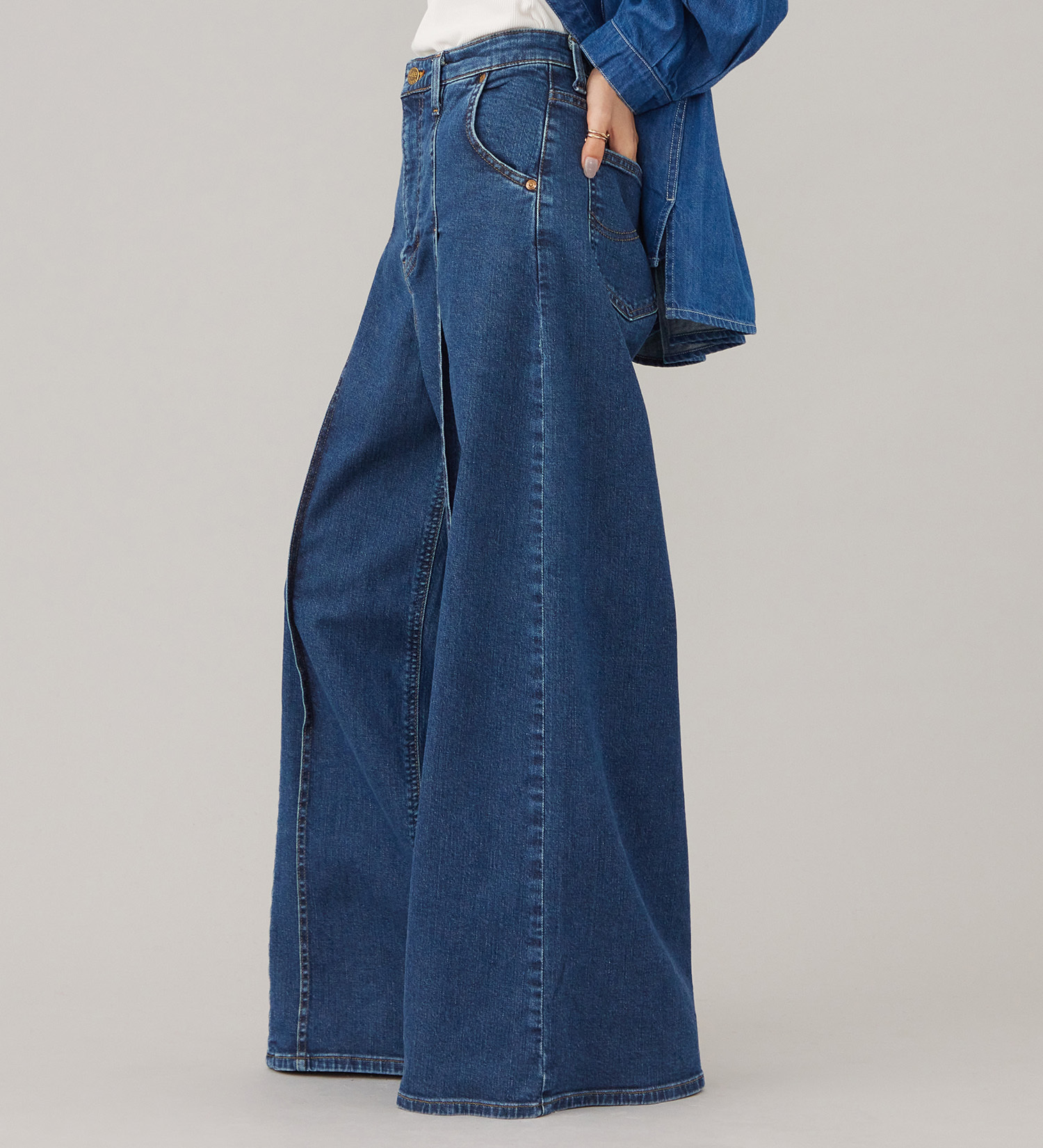 Lee(リー)のSTANDARD WARDROBE LASTIC プリ―テッドワイド【ストレッチデニム】|パンツ/デニム/ジーンズパンツ/レディース|中色ブルー