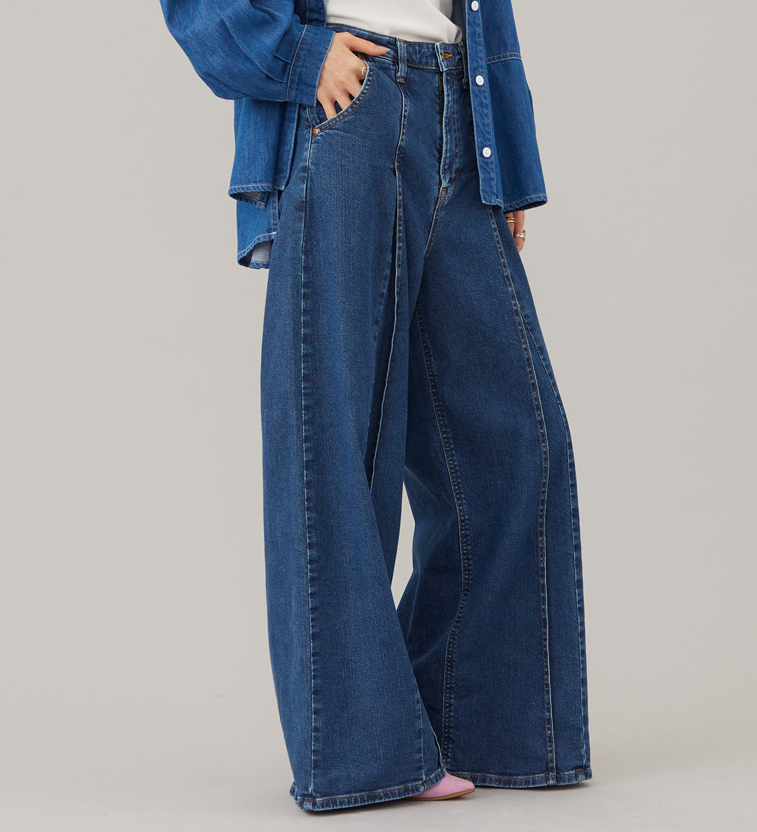 Lee(リー)のSTANDARD WARDROBE LASTIC プリ―テッドワイド【ストレッチデニム】|パンツ/デニム/ジーンズパンツ/レディース|中色ブルー