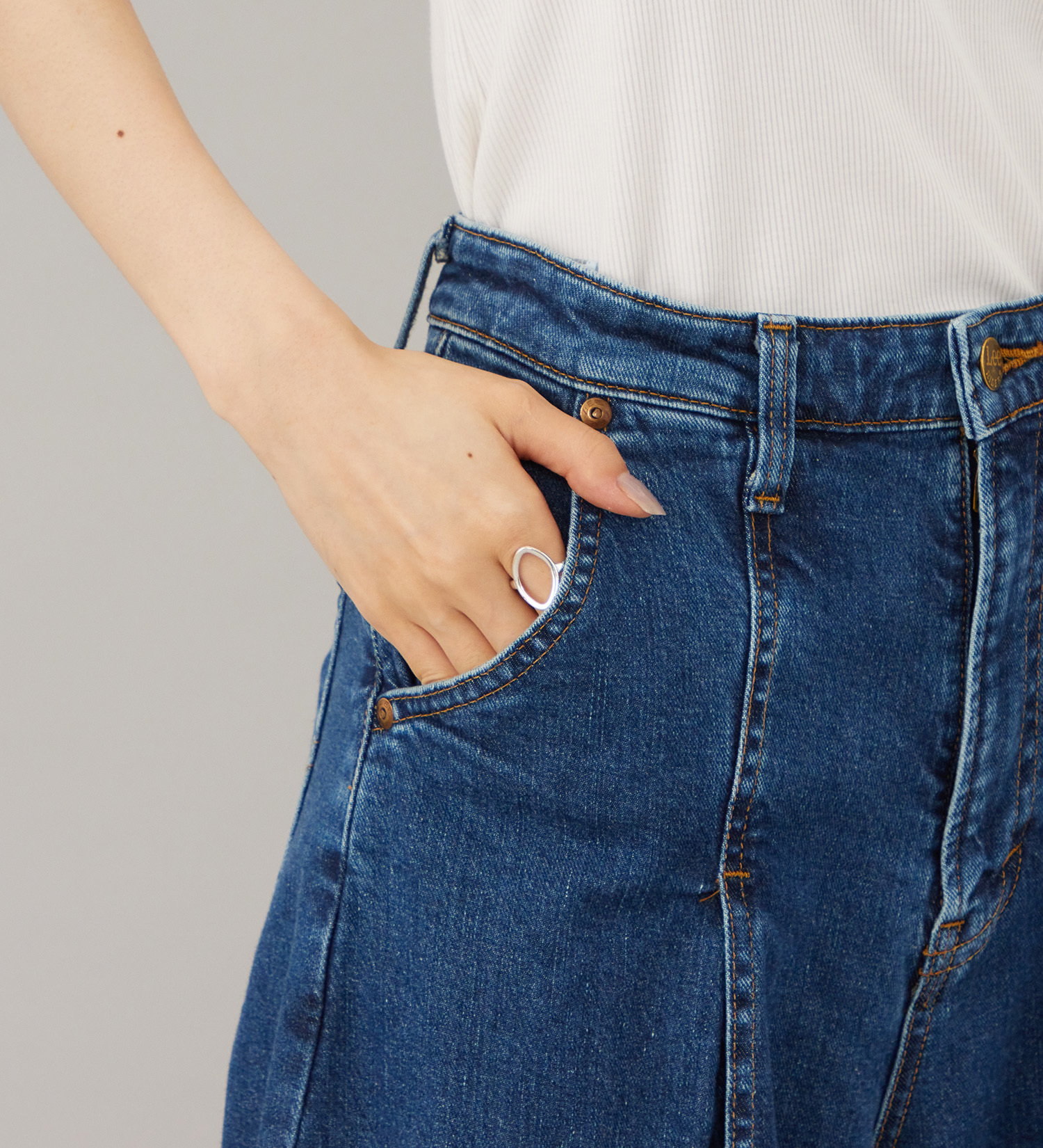 Lee(リー)のSTANDARD WARDROBE LASTIC プリ―テッドワイド【ストレッチデニム】|パンツ/デニム/ジーンズパンツ/レディース|中色ブルー