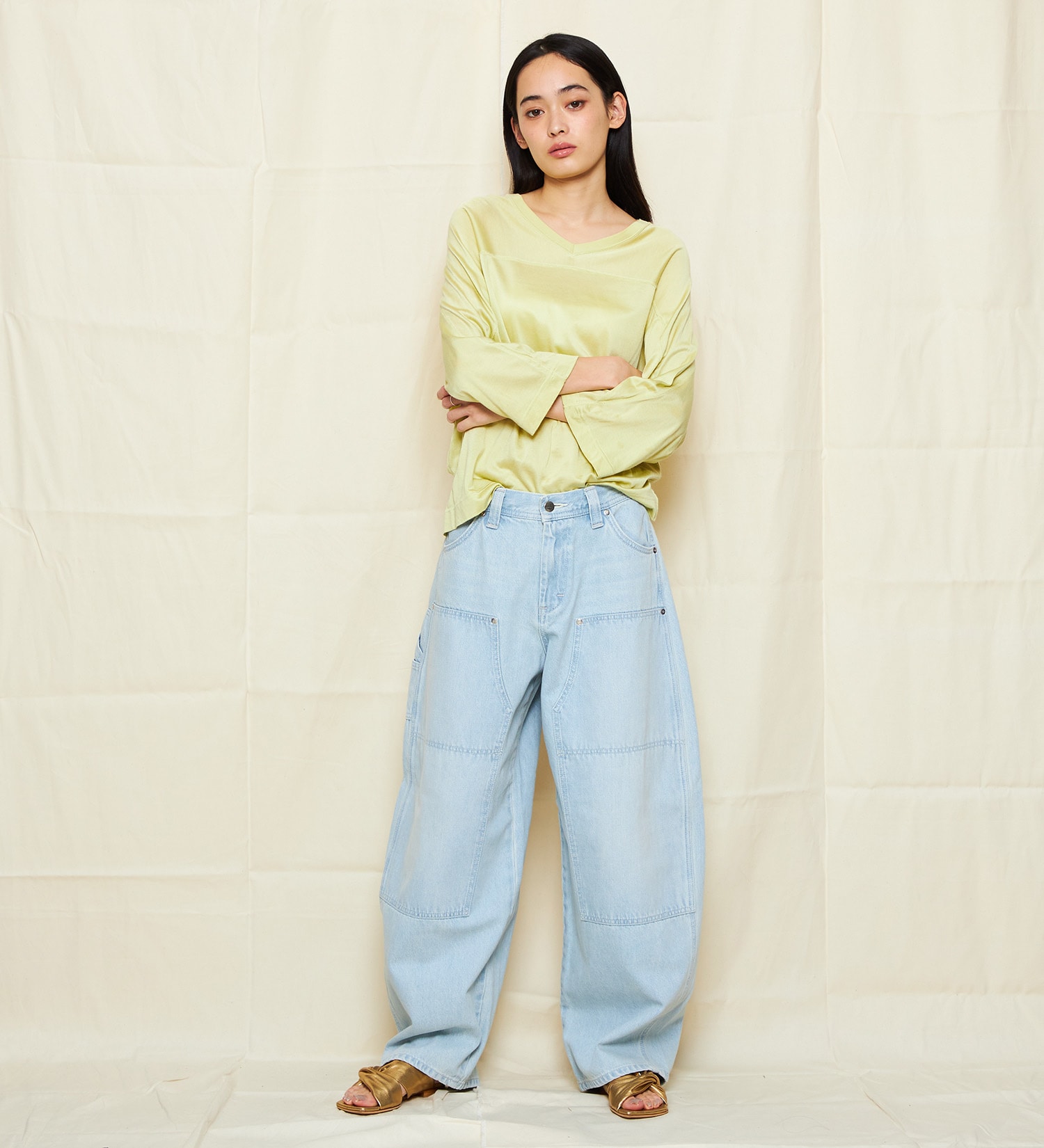 Lee(リー)の【EC/直営店別注】ダブルニーコクーンデニムパンツ|パンツ/デニム/ジーンズパンツ/レディース|淡色ブルー