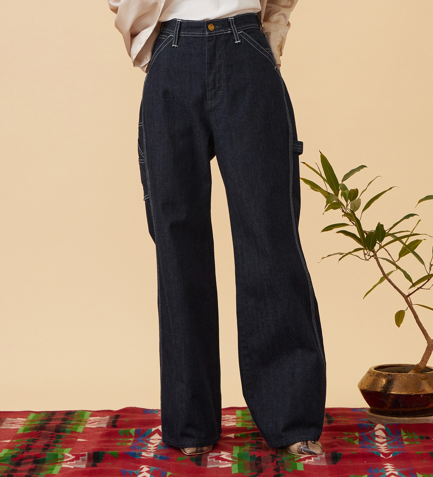 Lee(リー)の【予約】LOOSE FALRE PAINTER/ルーズフレアペインターデニムパンツ DUNGAREES【セットアップ対応】|パンツ/デニム/ジーンズパンツ/レディース|インディゴブルー