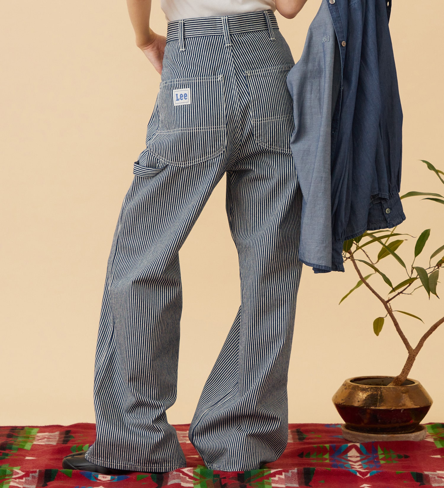 Lee(リー)の【予約】LOOSE FALRE PAINTER/ルーズフレアペインターデニムパンツ DUNGAREES【セットアップ対応】|パンツ/デニム/ジーンズパンツ/レディース|ヒッコリー