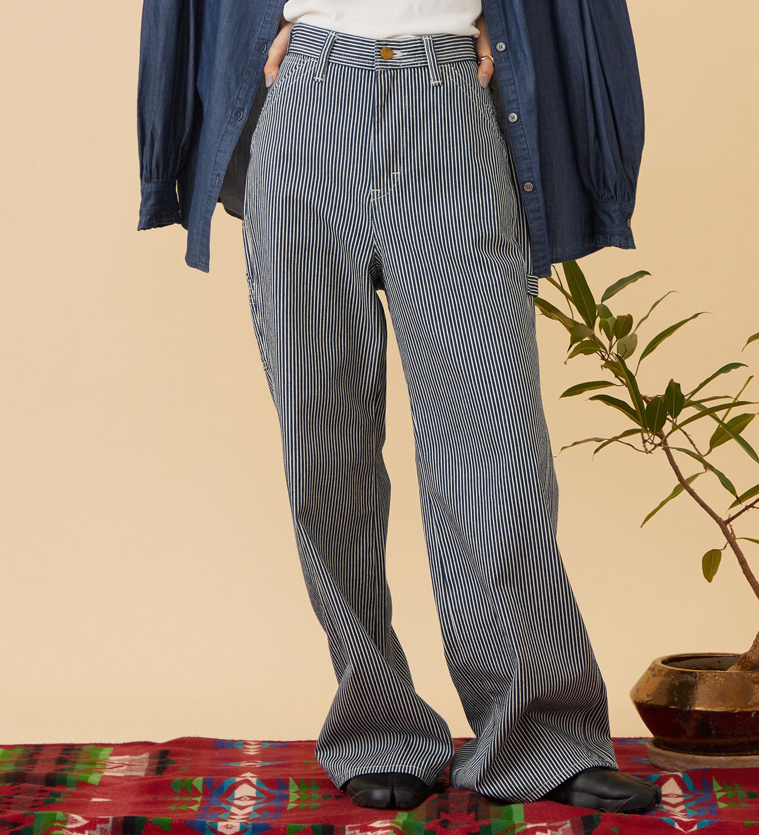 Lee(リー)の【予約】LOOSE FALRE PAINTER/ルーズフレアペインターデニムパンツ DUNGAREES【セットアップ対応】|パンツ/デニム/ジーンズパンツ/レディース|ヒッコリー