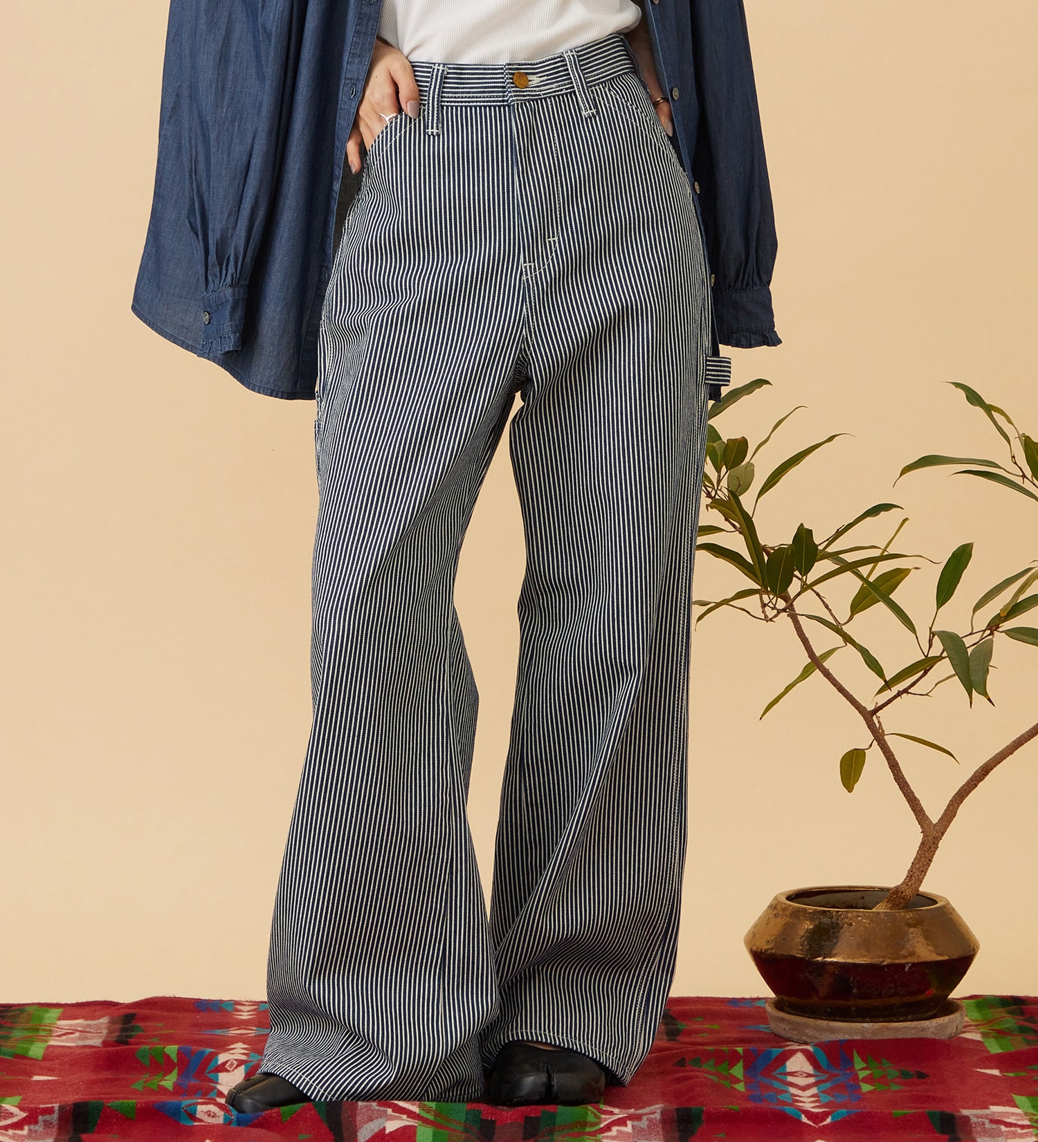 Lee(リー)の【予約】LOOSE FALRE PAINTER/ルーズフレアペインターデニムパンツ DUNGAREES【セットアップ対応】|パンツ/デニム/ジーンズパンツ/レディース|ヒッコリー