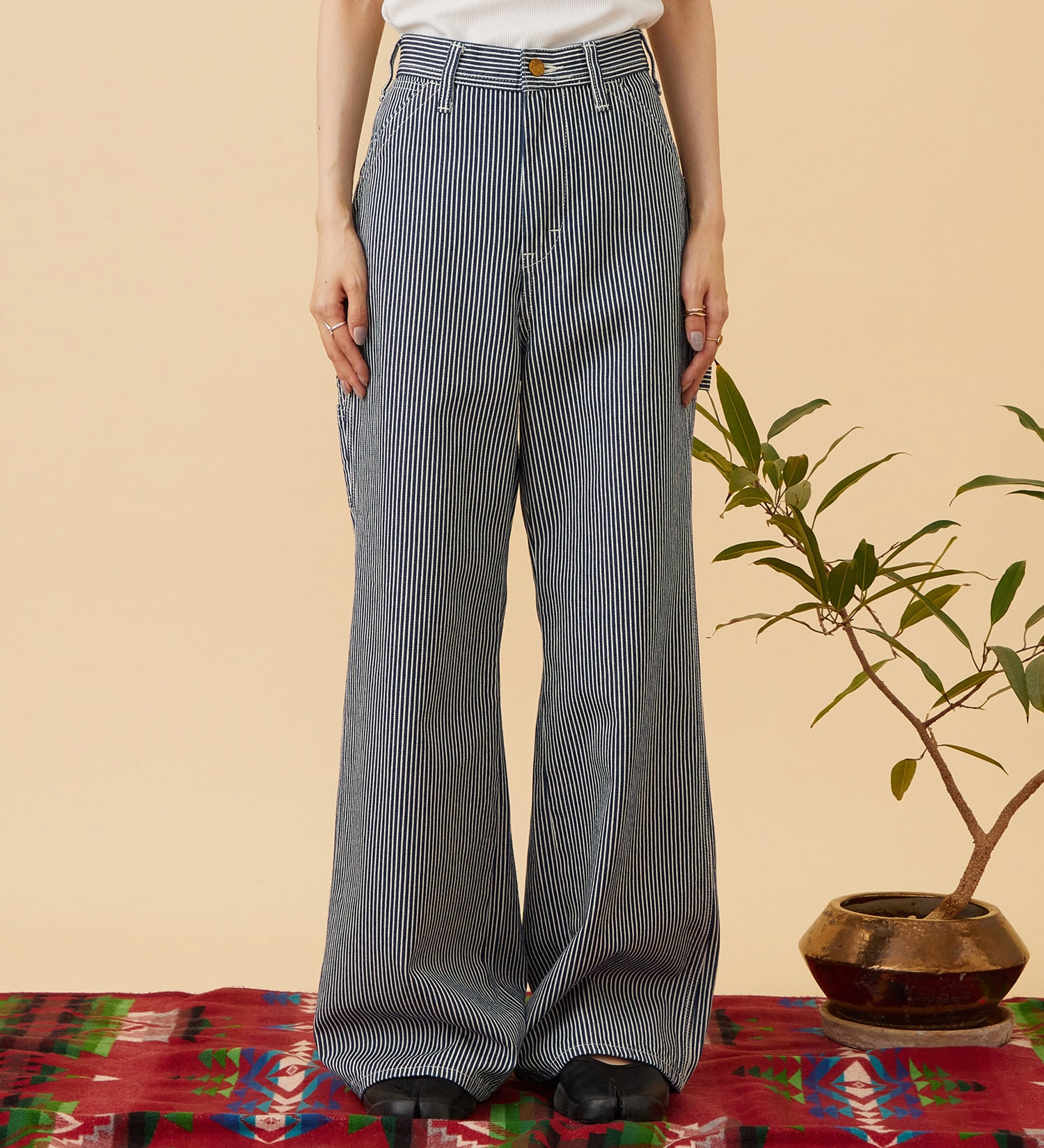 Lee(リー)の【予約】LOOSE FALRE PAINTER/ルーズフレアペインターデニムパンツ DUNGAREES【セットアップ対応】|パンツ/デニム/ジーンズパンツ/レディース|ヒッコリー