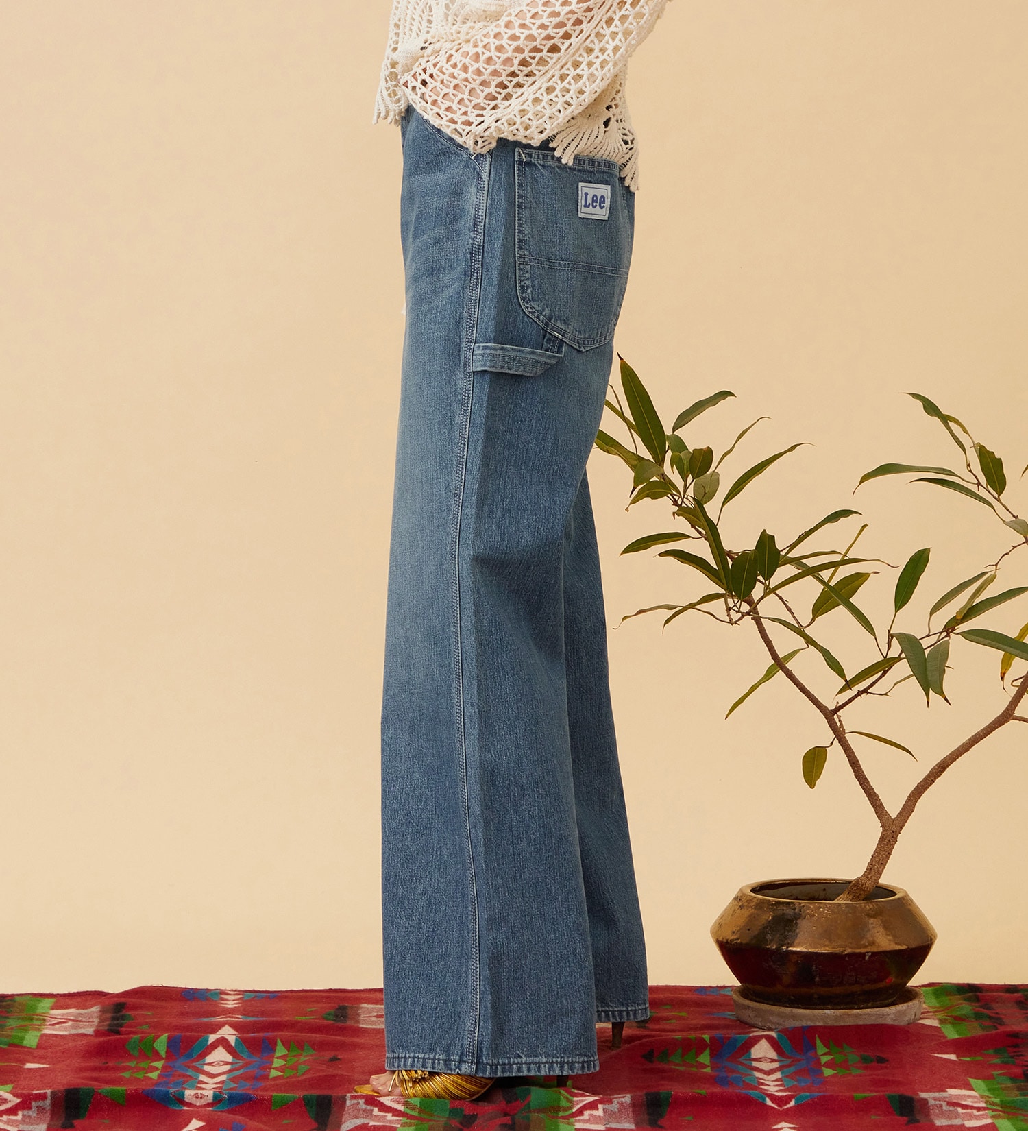 Lee(リー)の【予約】LOOSE FALRE PAINTER/ルーズフレアペインターデニムパンツ DUNGAREES【セットアップ対応】|パンツ/デニム/ジーンズパンツ/レディース|中色ブルー