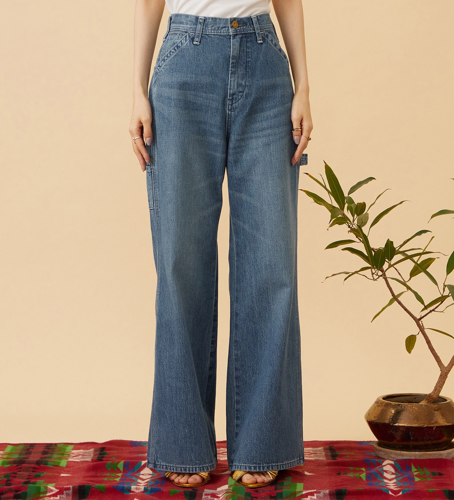 Lee(リー)の【予約】LOOSE FALRE PAINTER/ルーズフレアペインターデニムパンツ DUNGAREES【セットアップ対応】|パンツ/デニム/ジーンズパンツ/レディース|中色ブルー