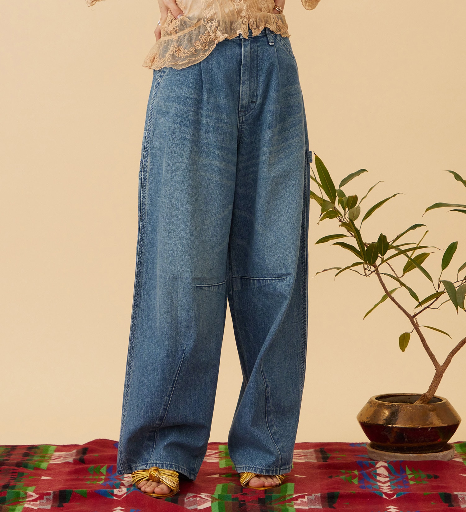 Lee(リー)の【予約】ARCH PAINTER/アーチペインターデニムパンツ DUNGAREES【セットアップ対応】|パンツ/デニム/ジーンズパンツ/レディース|中色ブルー